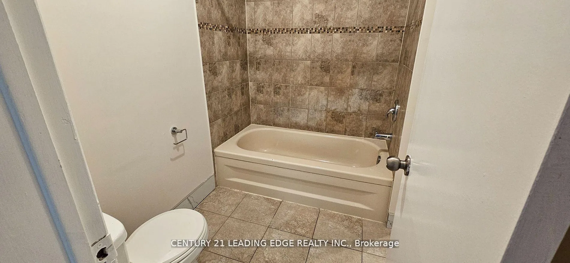 Photo 24 of Unit Upper, 39 Mallard Crescent, Brampton, Central Park — HOMEH
