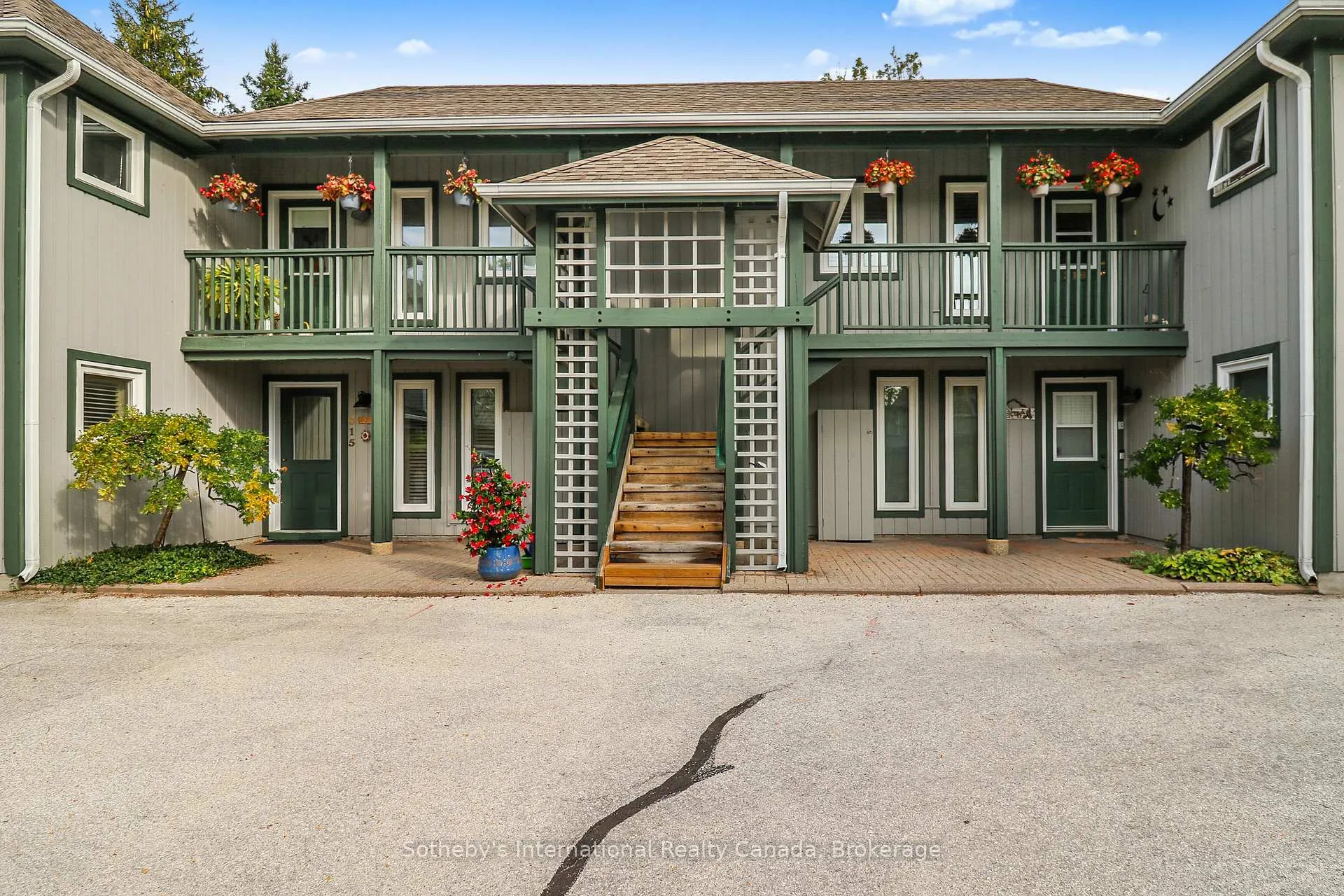 Front of 318 Mariners Way