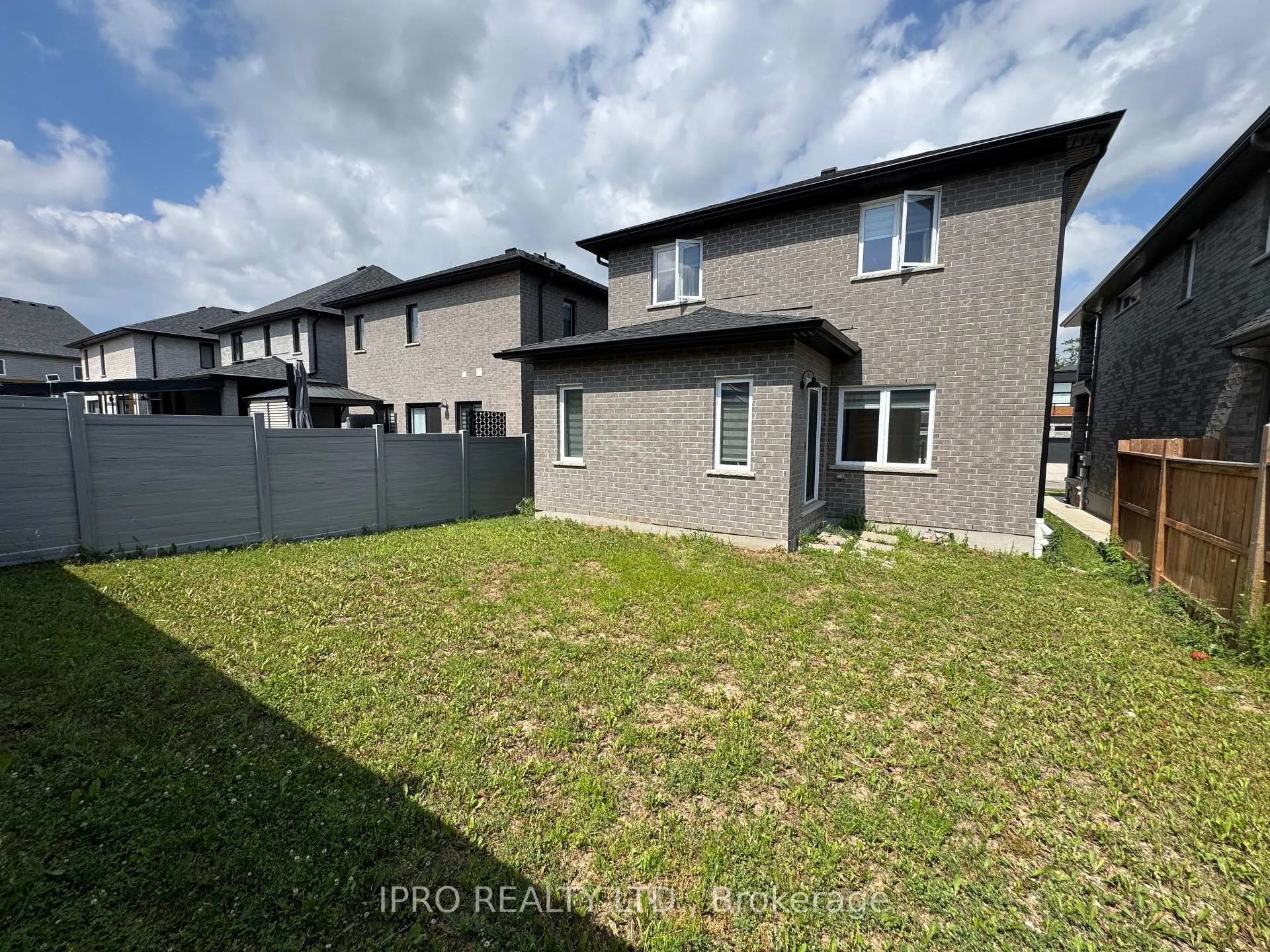 Photo 31 of 516 Doonwoods Crescent W, Kitchener — HOMEH