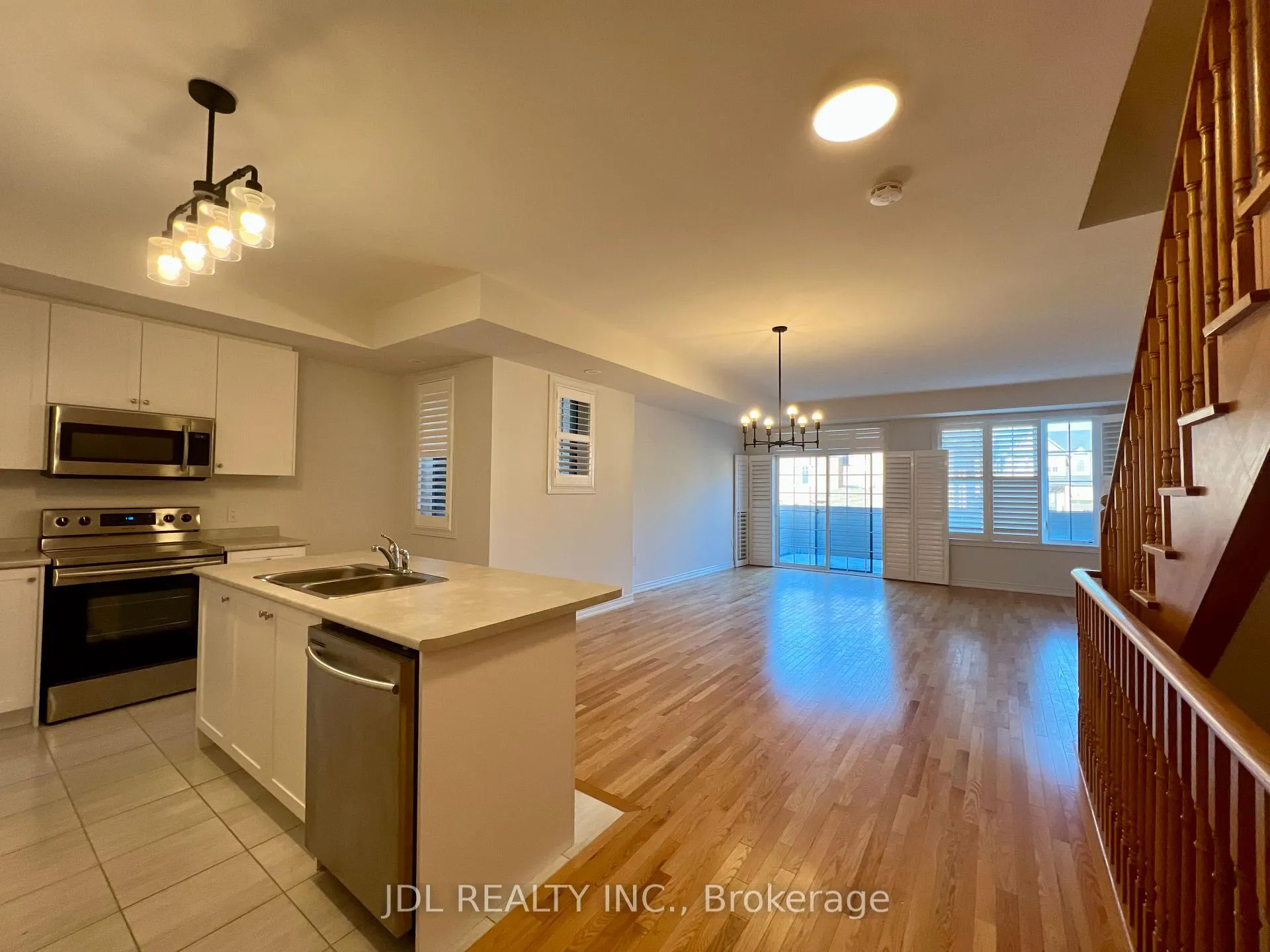 Photo 3 of 35 Jaffna Lane, Markham, Berczy — HOMEH