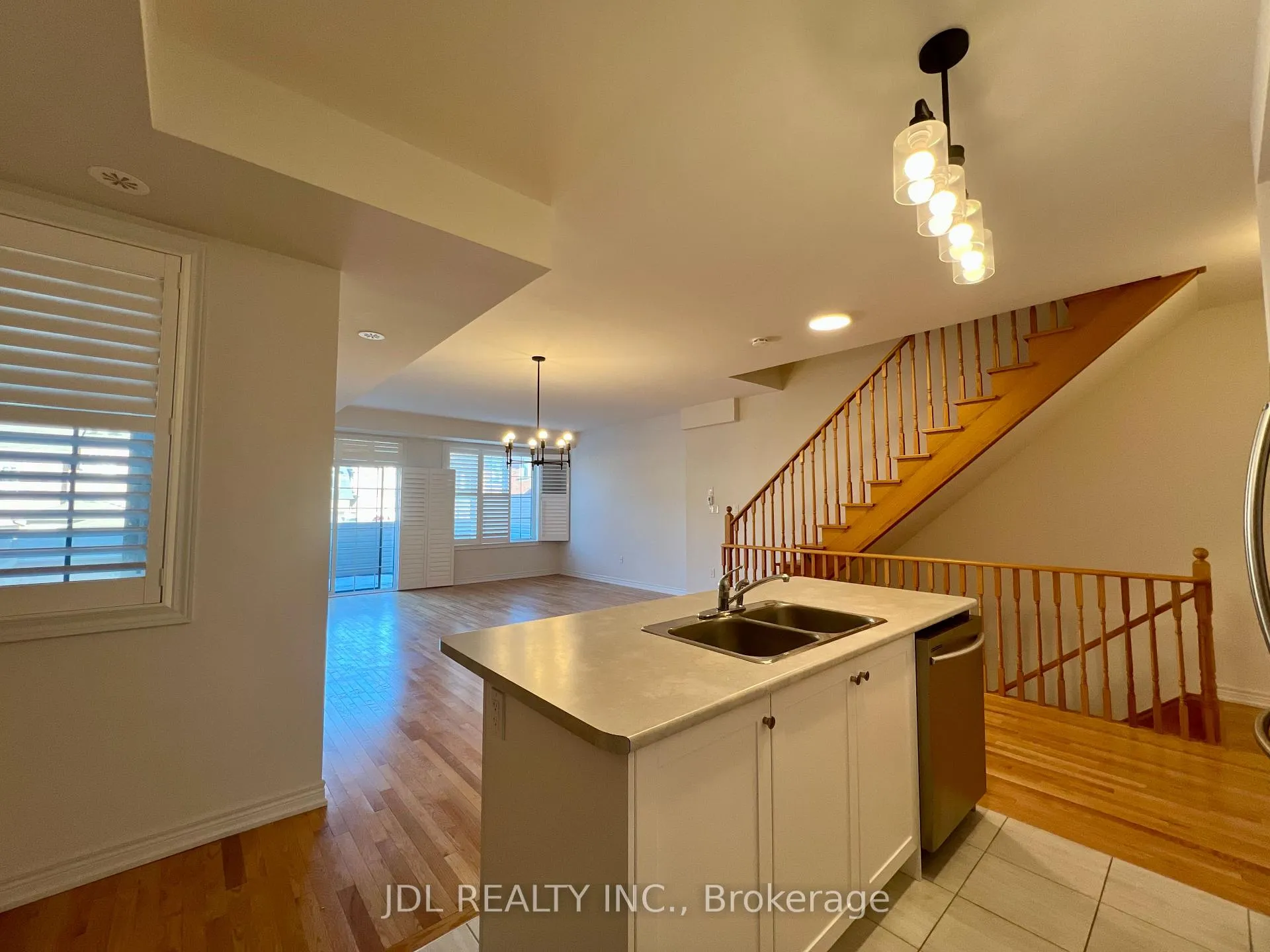 Photo 4 of 35 Jaffna Lane, Markham, Berczy — HOMEH