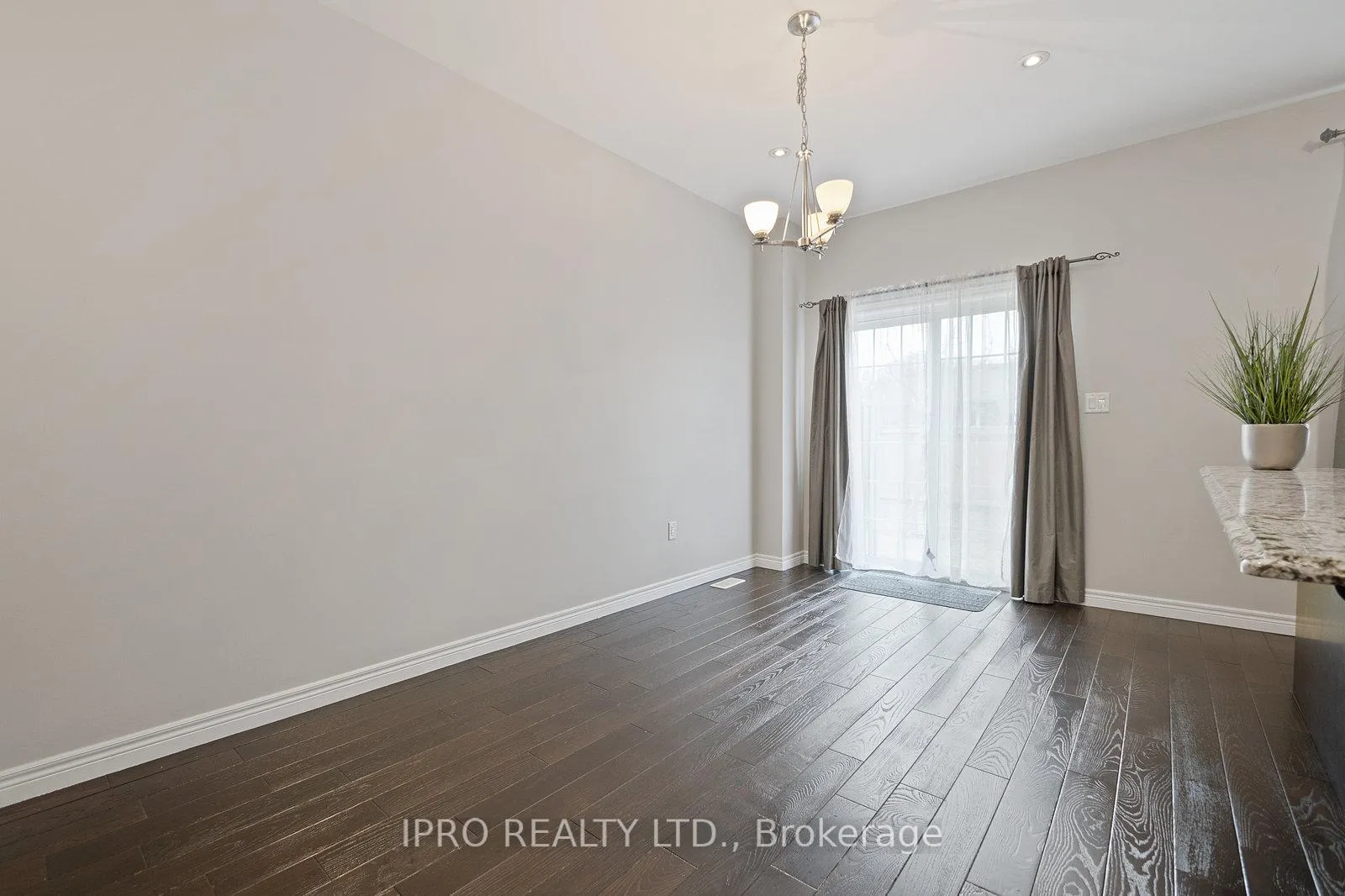 Photo 13 of 30 Robert Peel Road, Kitchener, Mount Hope Huron Park — HOMEH