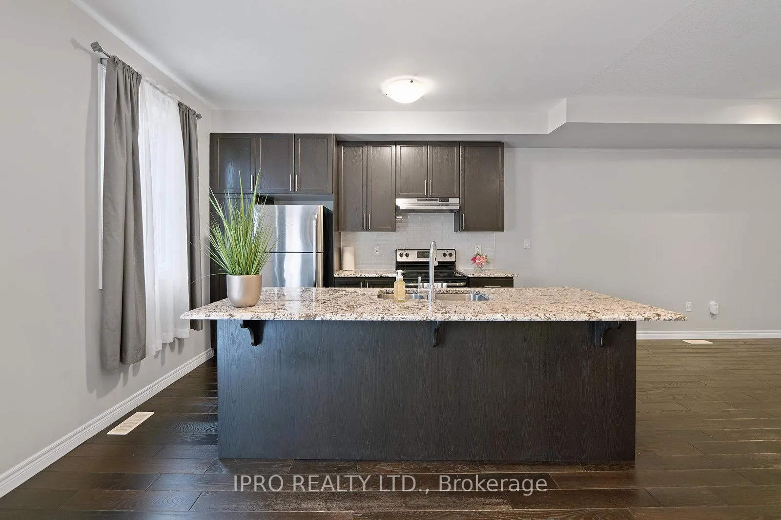 Photo 15 of 30 Robert Peel Road, Kitchener, Mount Hope Huron Park — HOMEH
