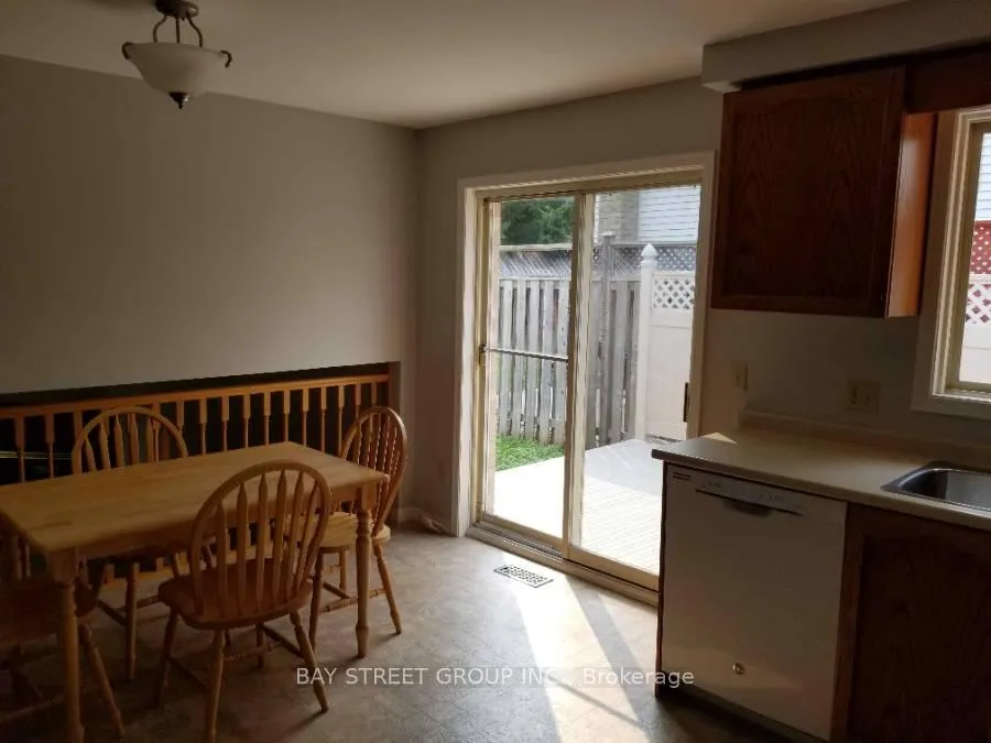 Photo 4 of 423 Timbercroft Crescent, Waterloo — HOMEH
