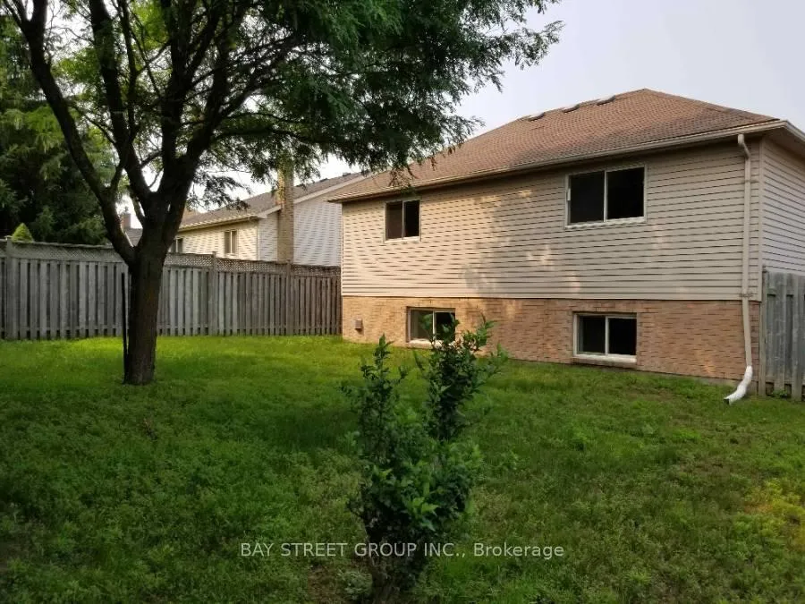 Photo 14 of 423 Timbercroft Crescent, Waterloo — HOMEH