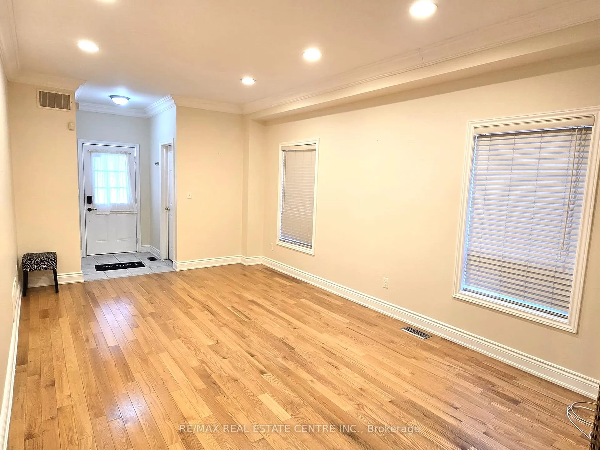 Photo 3 of 25 Commodore Drive, Brampton, Credit Valley — HOMEH