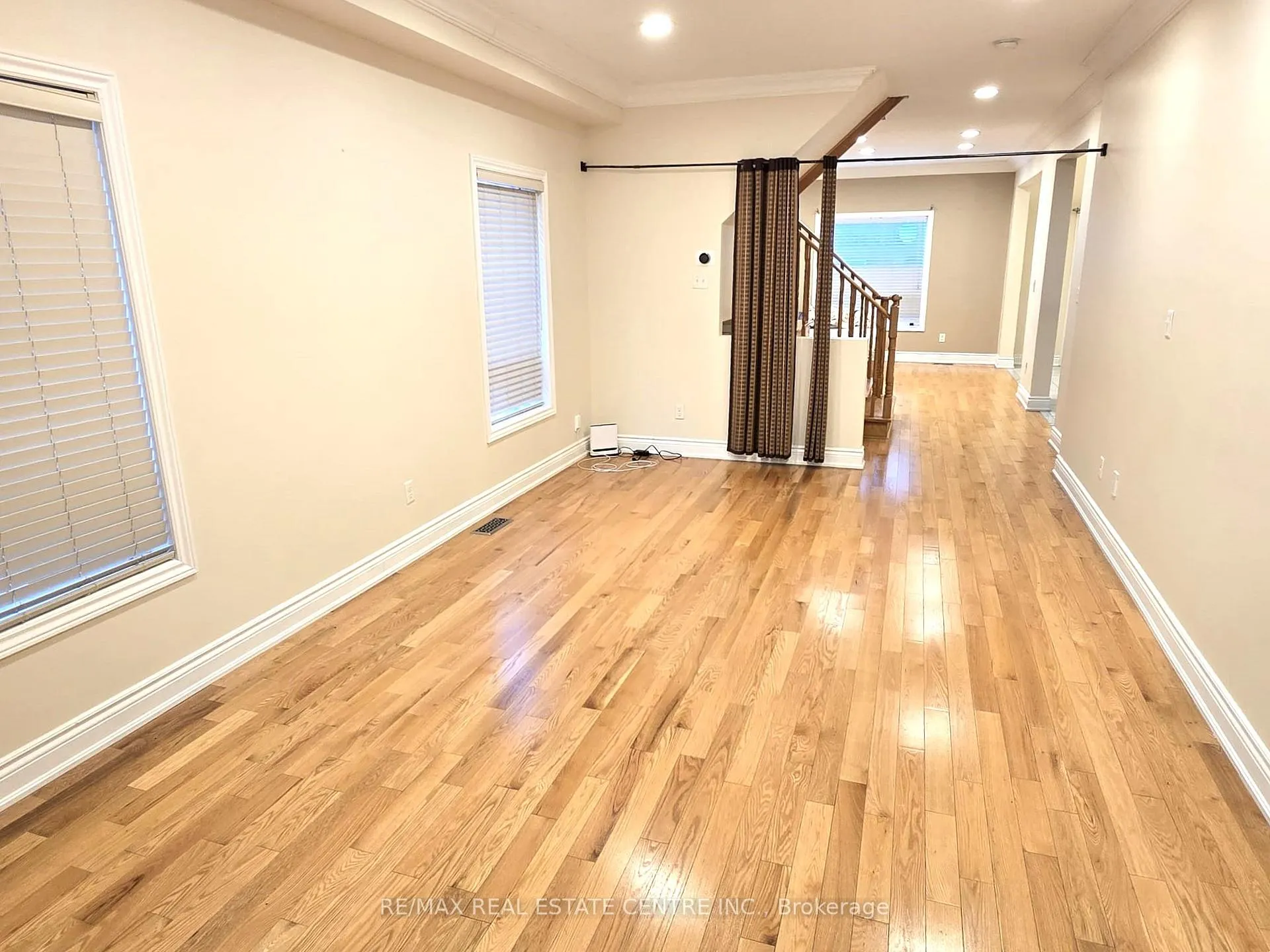 Photo 4 of 25 Commodore Drive, Brampton, Credit Valley — HOMEH