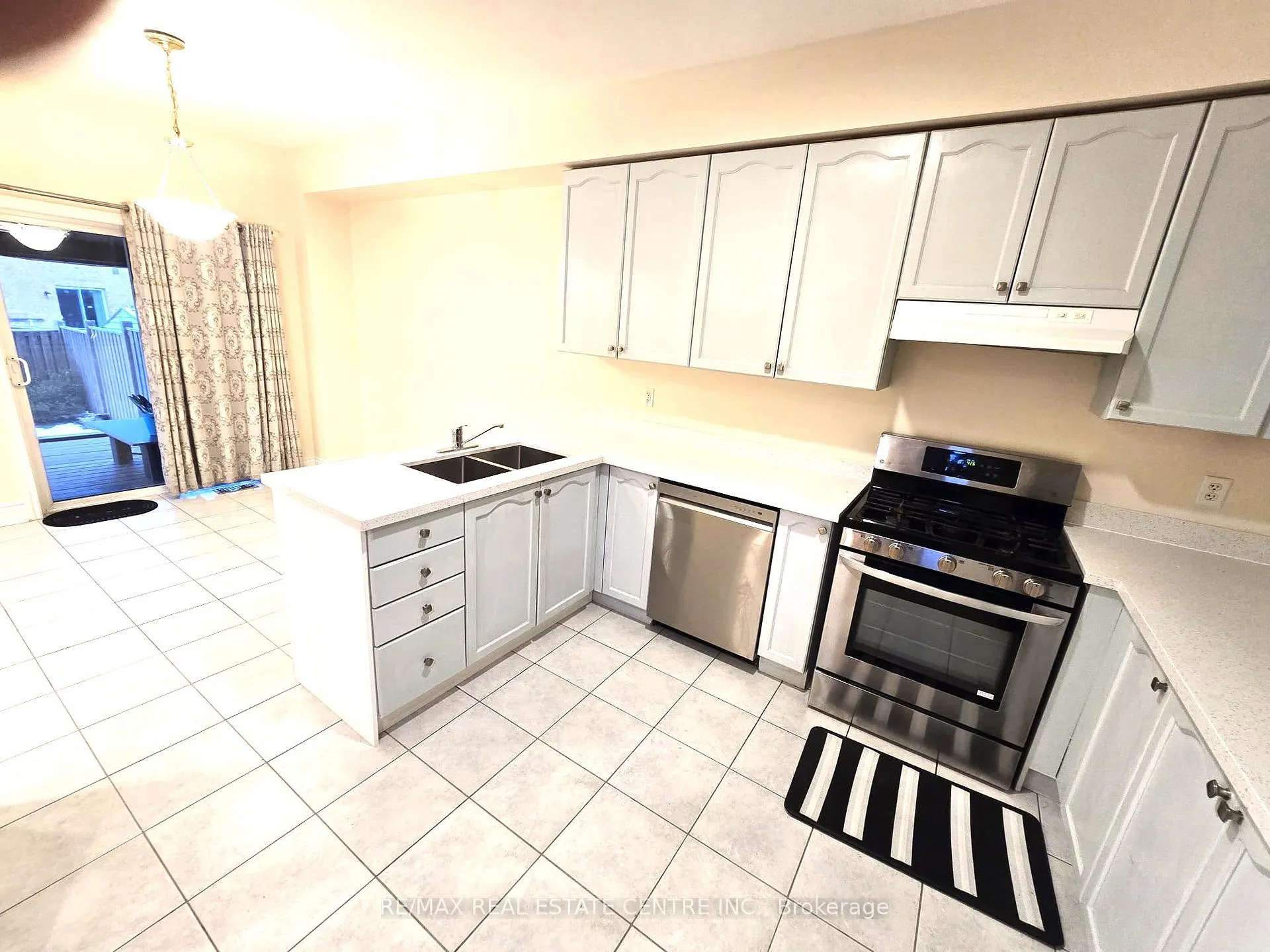 Photo 8 of 25 Commodore Drive, Brampton, Credit Valley — HOMEH