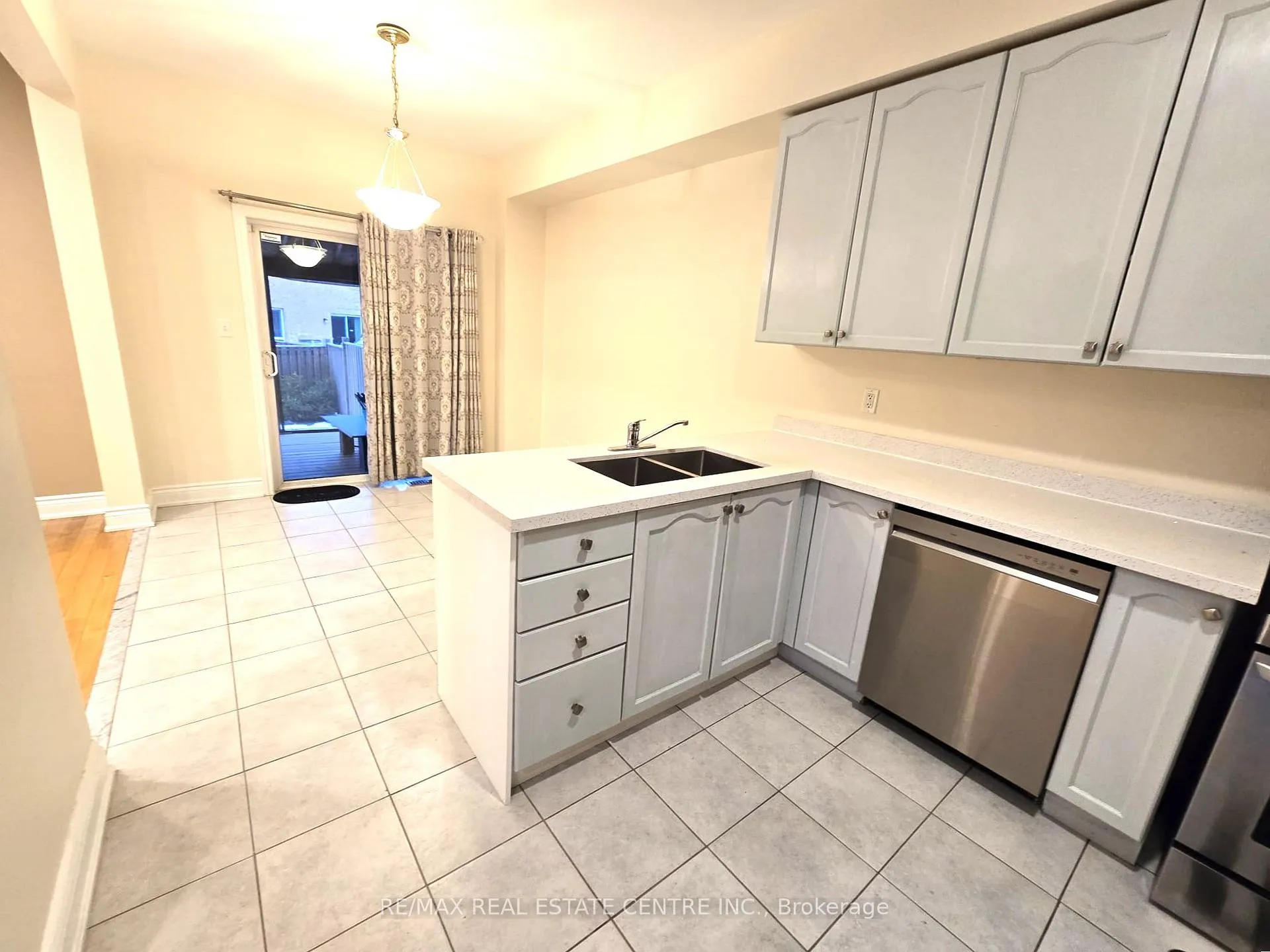 Photo 9 of 25 Commodore Drive, Brampton, Credit Valley — HOMEH