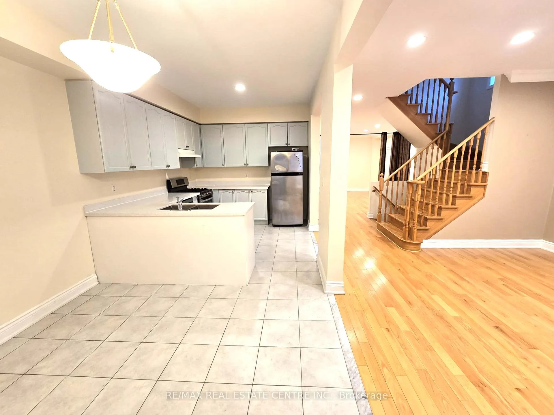 Photo 10 of 25 Commodore Drive, Brampton, Credit Valley — HOMEH