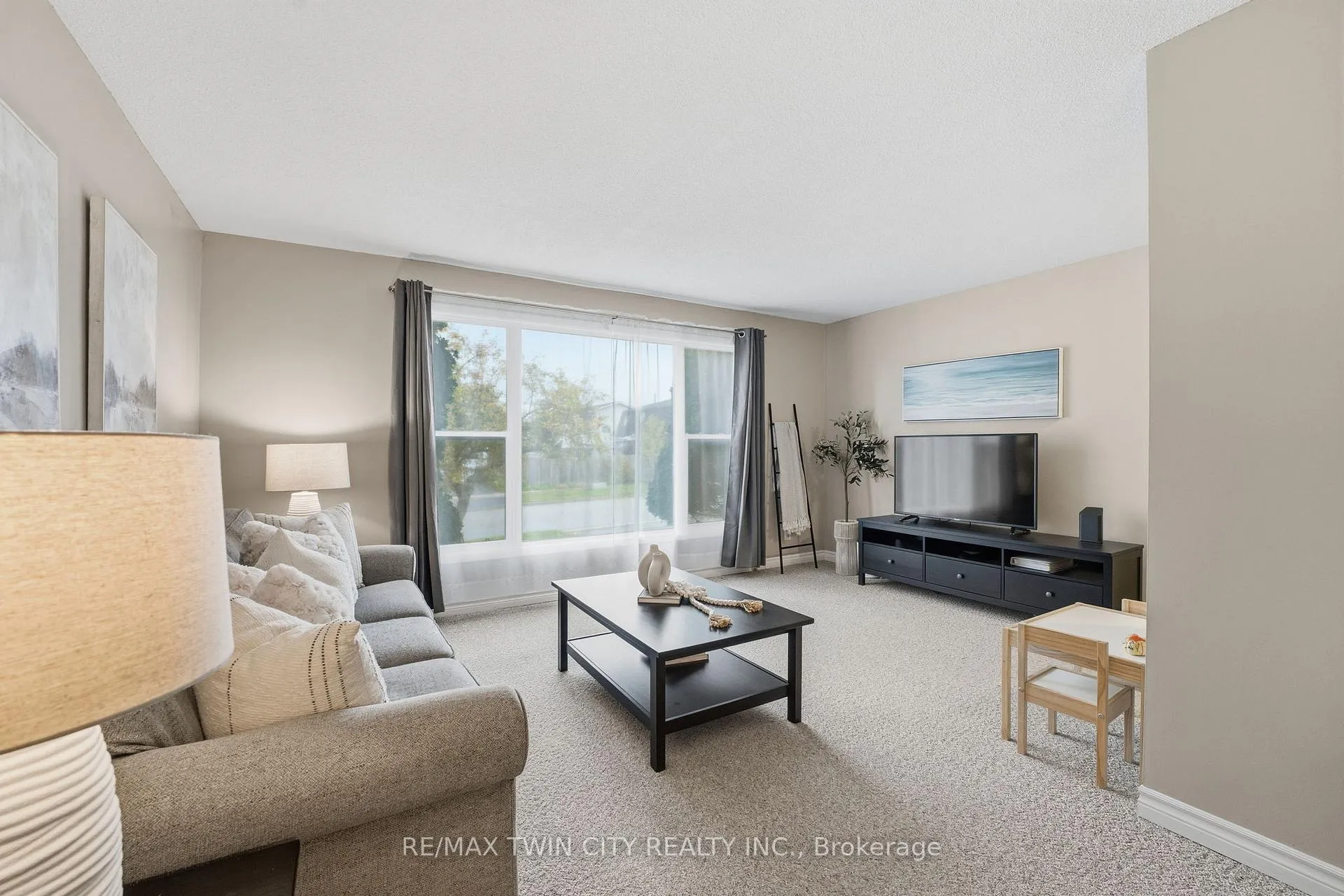 Photo 4 of 11 Hillbrook Crescent, Kitchener — HOMEH