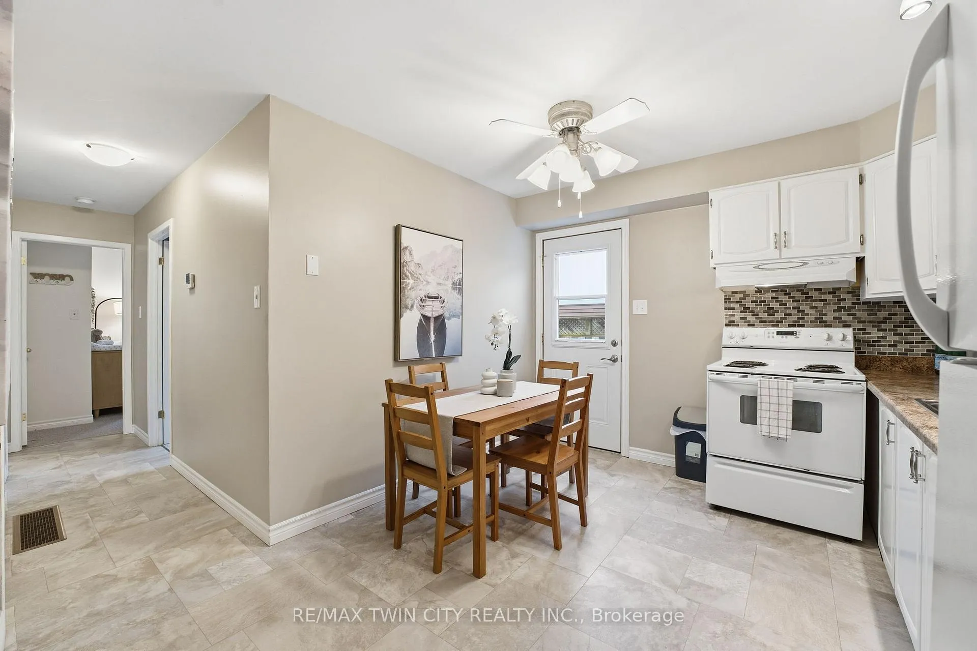 Photo 5 of 11 Hillbrook Crescent, Kitchener — HOMEH