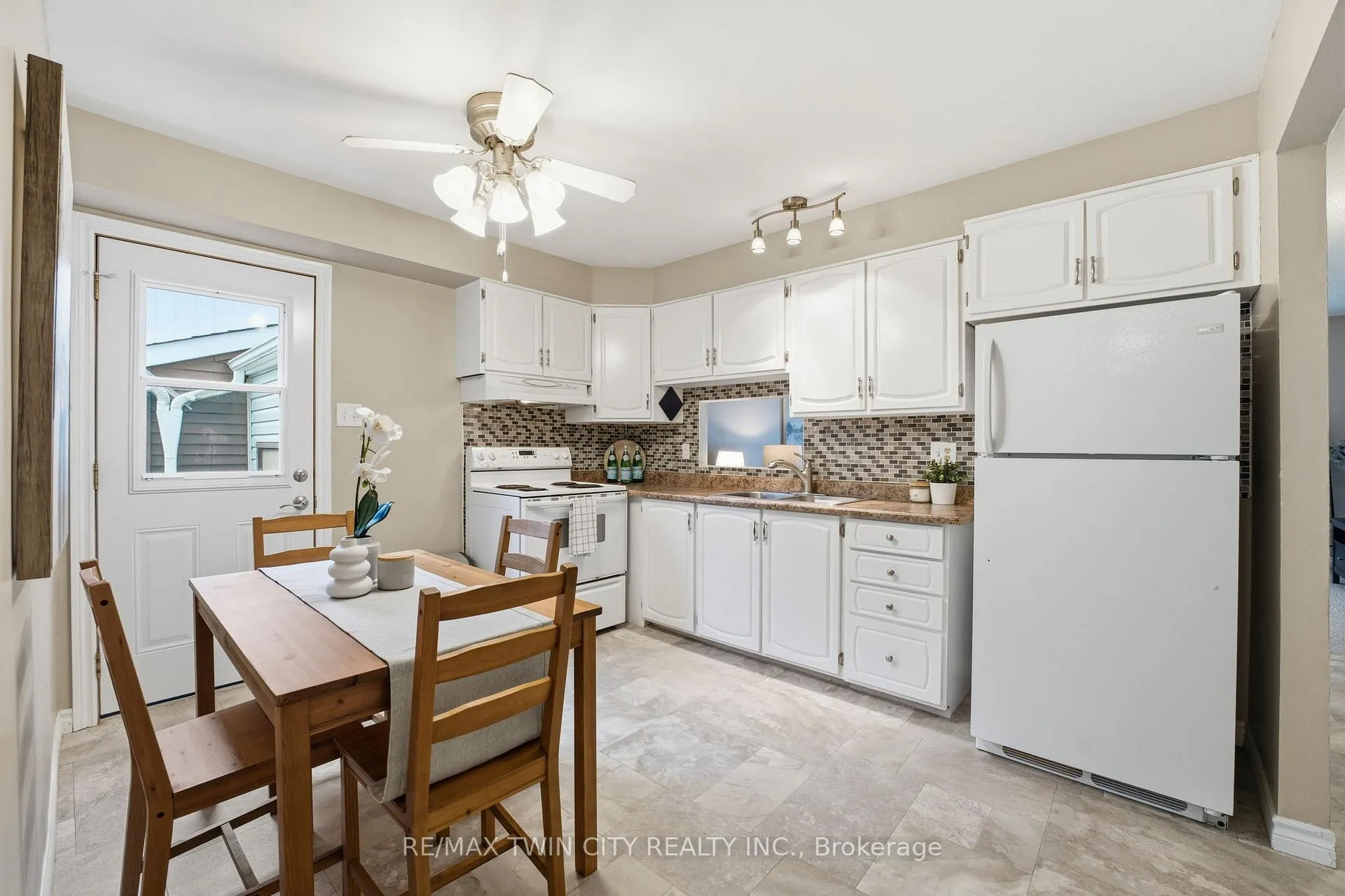 Photo 6 of 11 Hillbrook Crescent, Kitchener — HOMEH