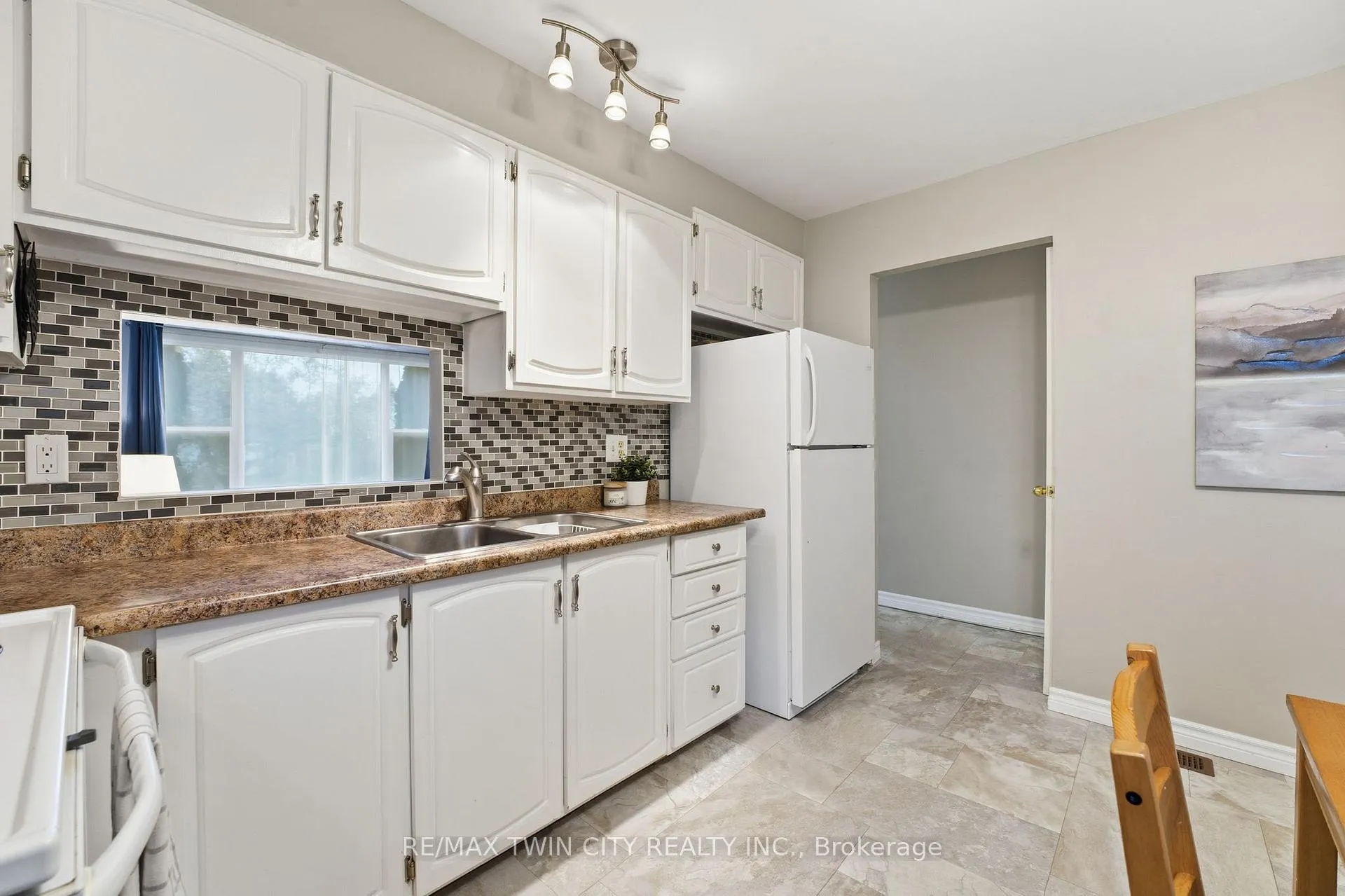 Photo 7 of 11 Hillbrook Crescent, Kitchener — HOMEH