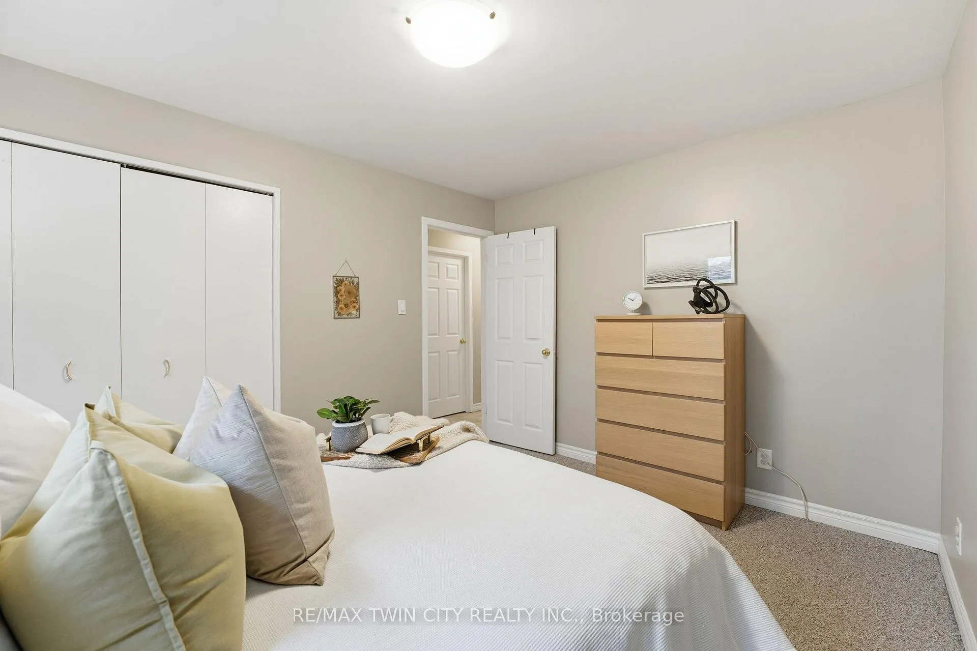 Photo 10 of 11 Hillbrook Crescent, Kitchener — HOMEH