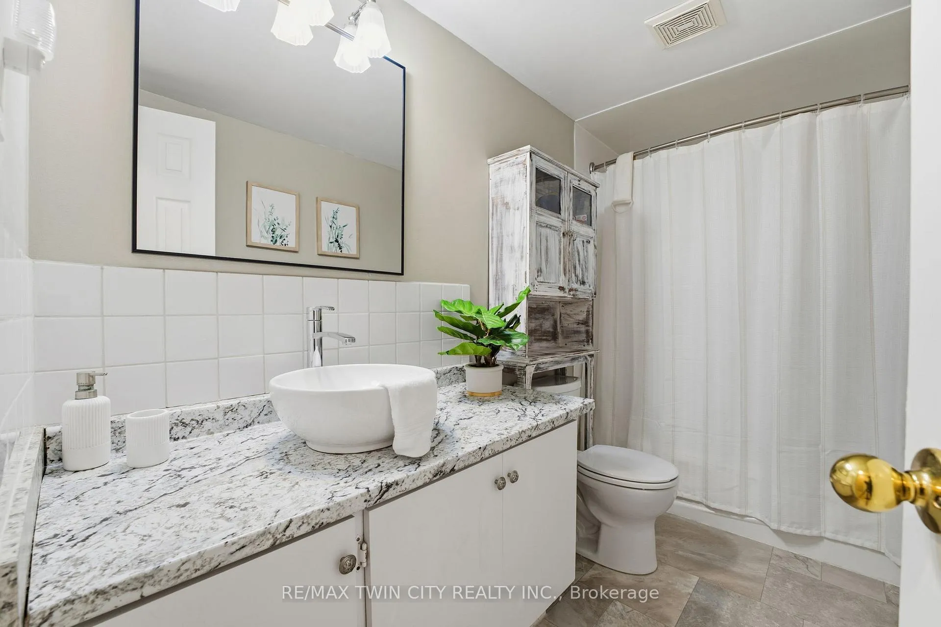 Photo 12 of 11 Hillbrook Crescent, Kitchener — HOMEH