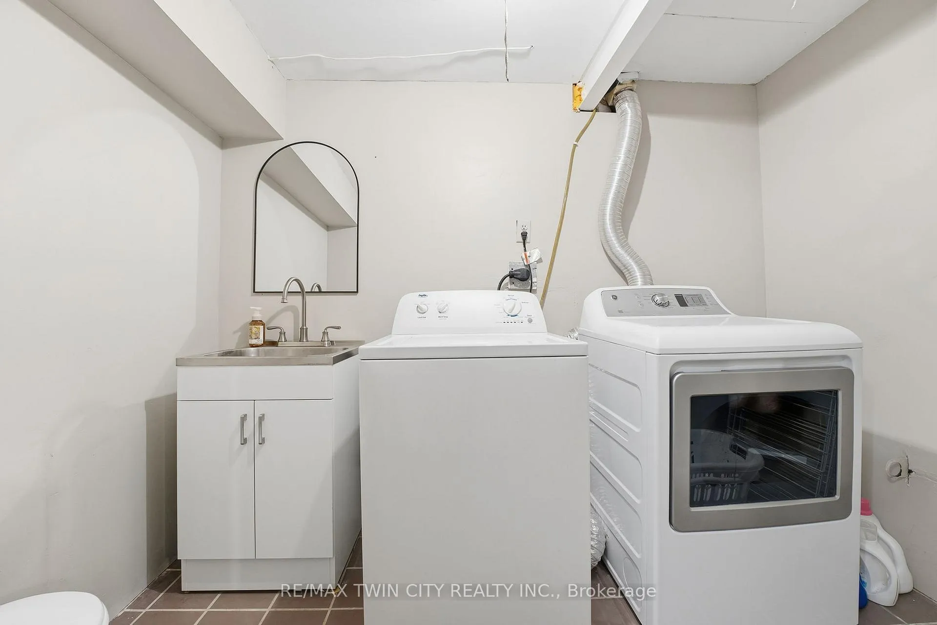 Photo 17 of 11 Hillbrook Crescent, Kitchener — HOMEH
