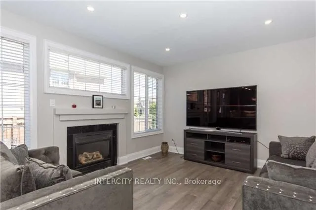 Photo 4 of 43 Crew Crescent, Vaughan, Vellore Village — HOMEH