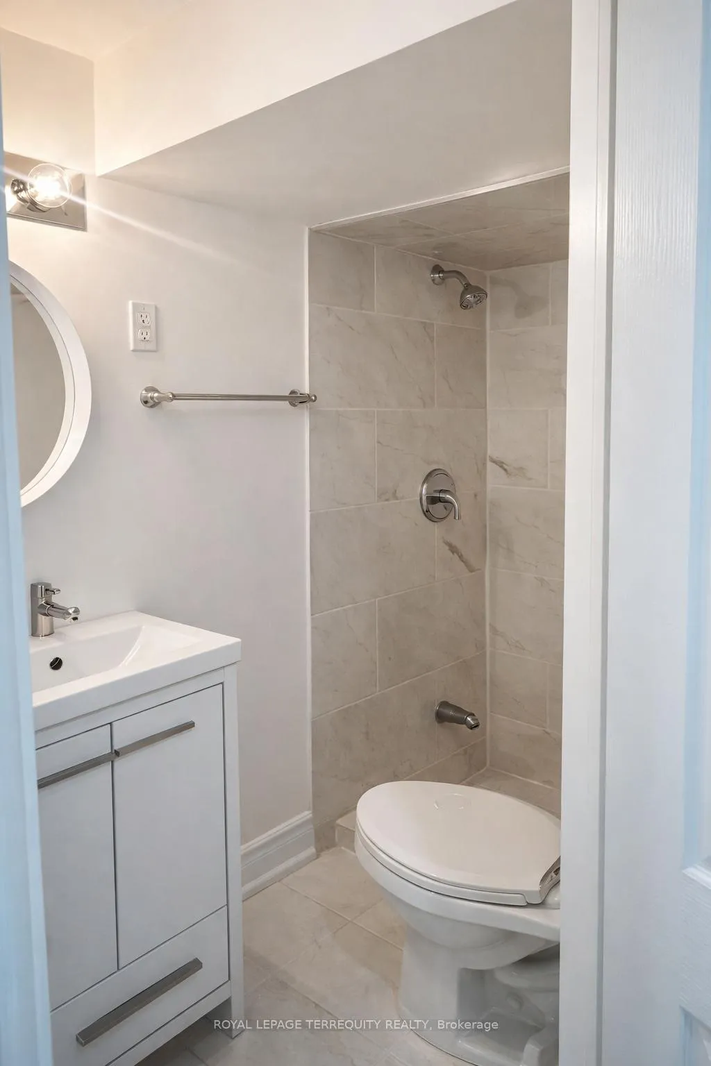 Photo 4 of Unit 2, 29 Khedive Avenue, Toronto, Englemount-Lawrence — HOMEH