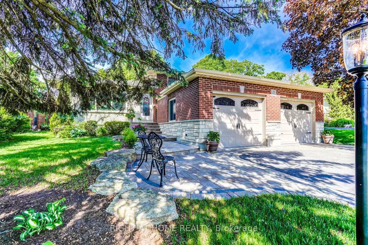 Photo 1 of 27 Hilltop Drive, Clarington, Bowmanville — HOMEH