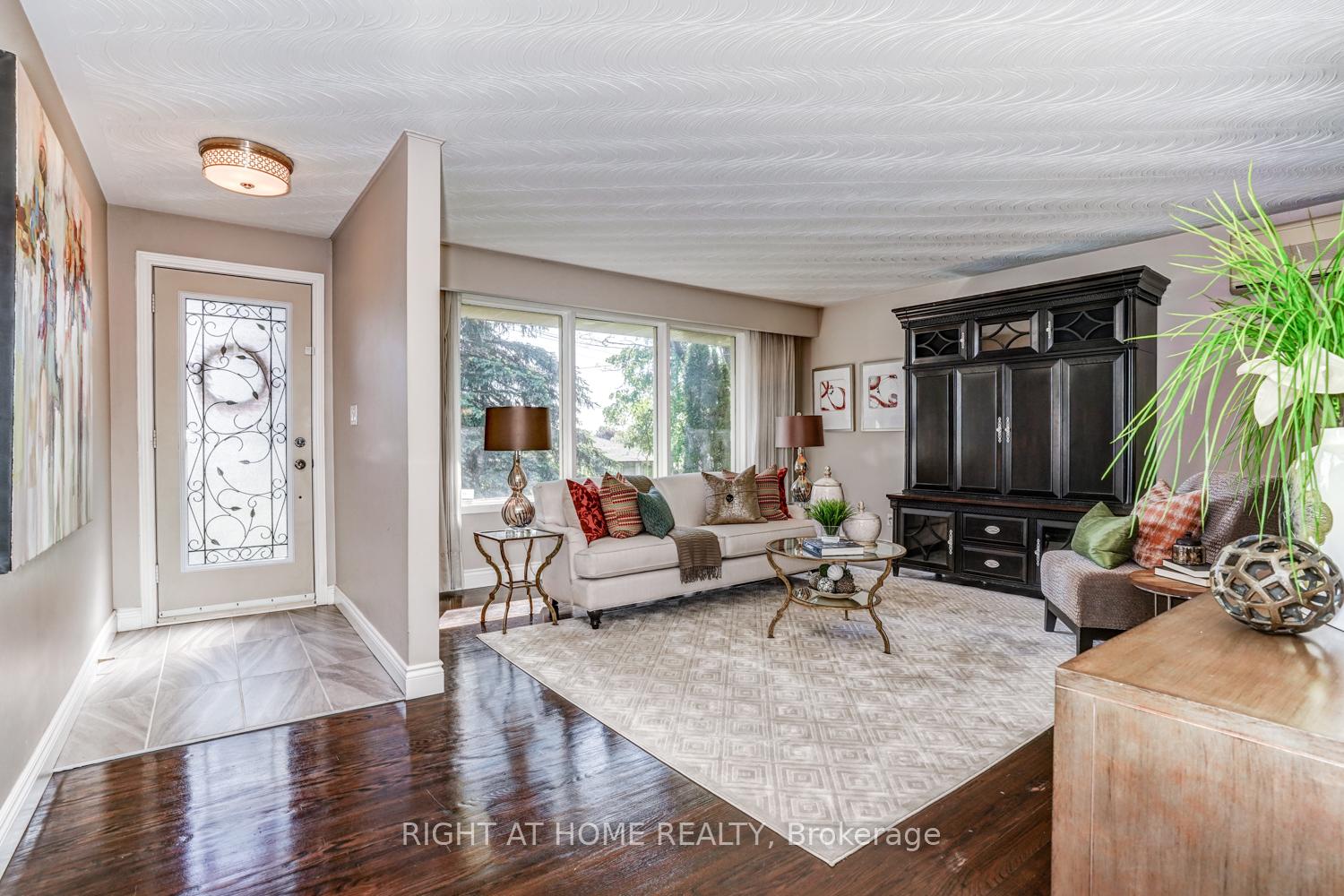 Photo 2 of 27 Hilltop Drive, Clarington, Bowmanville — HOMEH