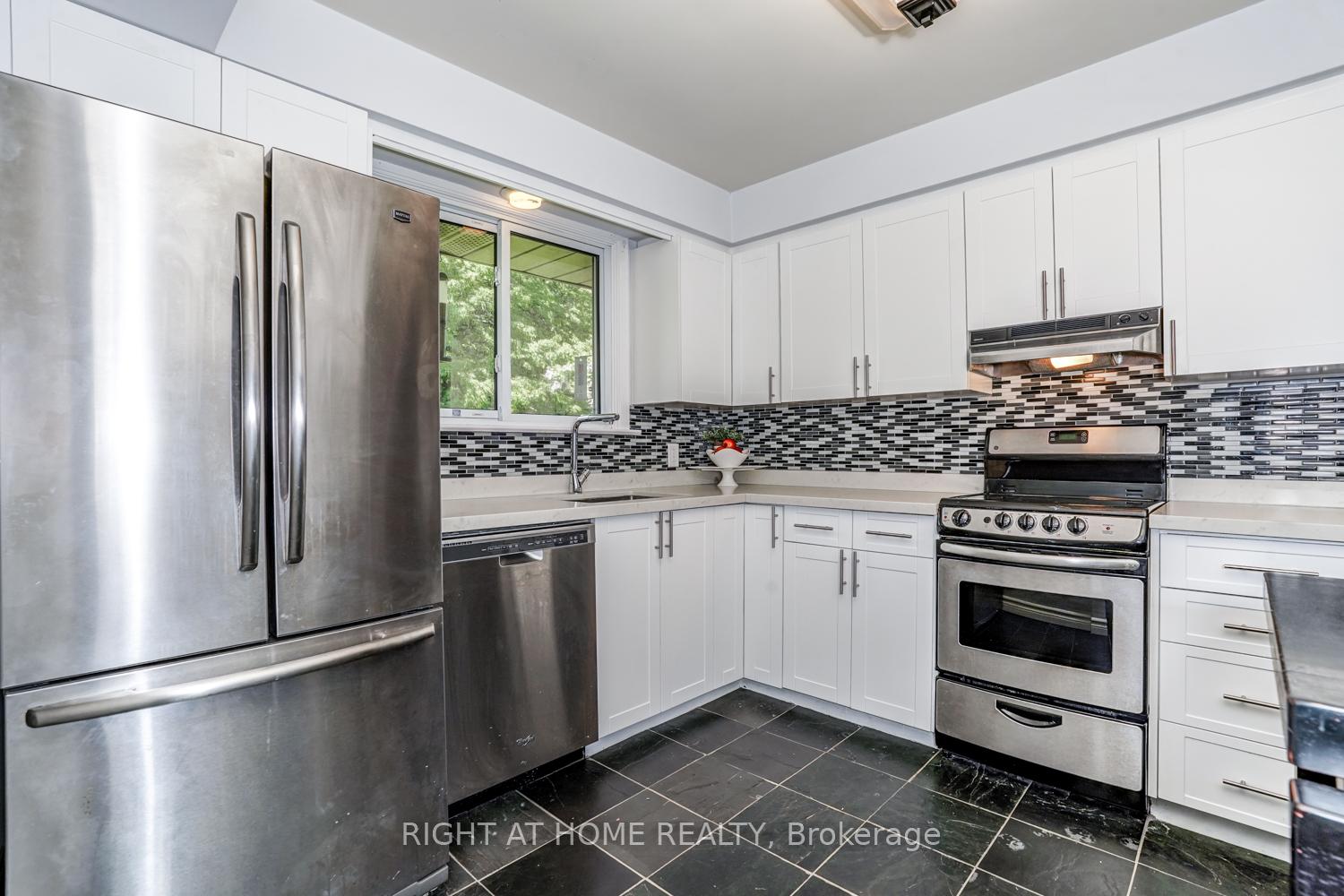 Photo 5 of 27 Hilltop Drive, Clarington, Bowmanville — HOMEH