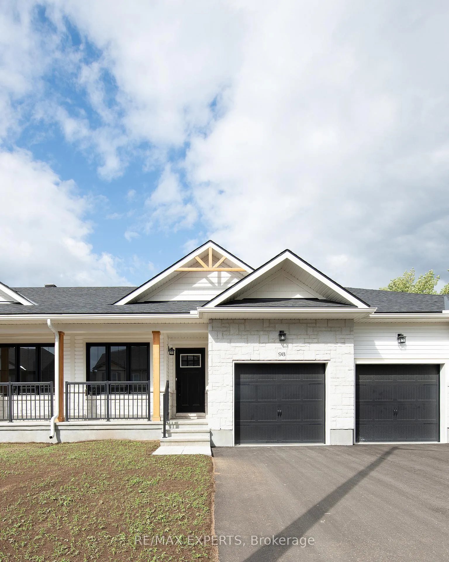 Photo 2 of 98 Whitcomb Crescent, Smiths Falls — HOMEH