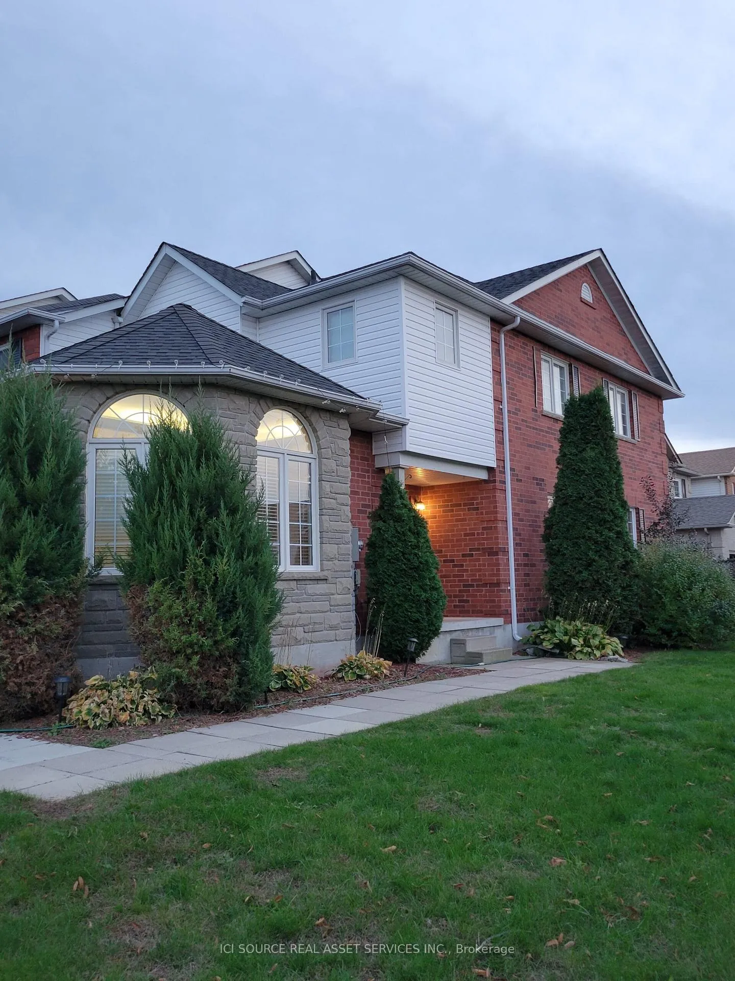 Photo 2 of 88 Wade Square, Clarington, Courtice — HOMEH