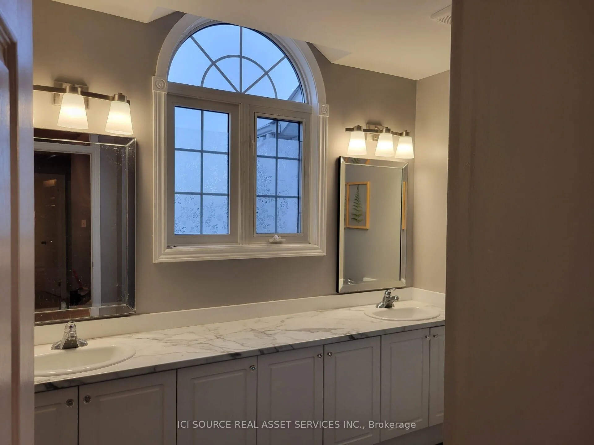 Photo 13 of 88 Wade Square, Clarington, Courtice — HOMEH