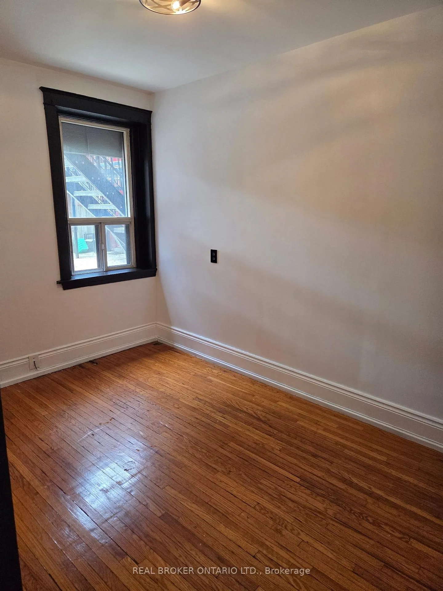 Photo 5 of Unit 8, 4 Hyde Park Avenue, Hamilton, Kirkendall — HOMEH
