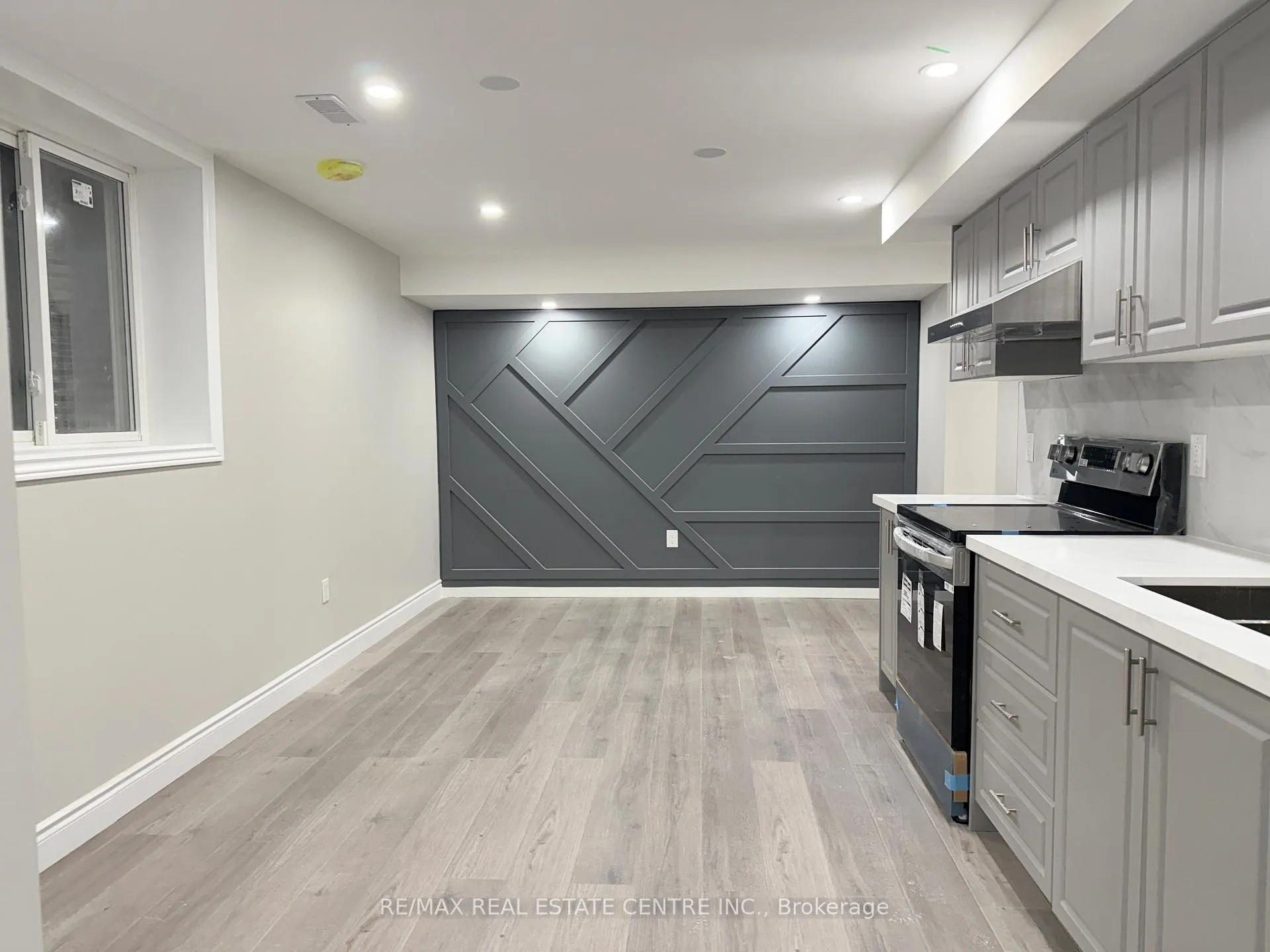 Photo 5 of 728 Robert Ferrie Drive, Kitchener, Doon South — HOMEH