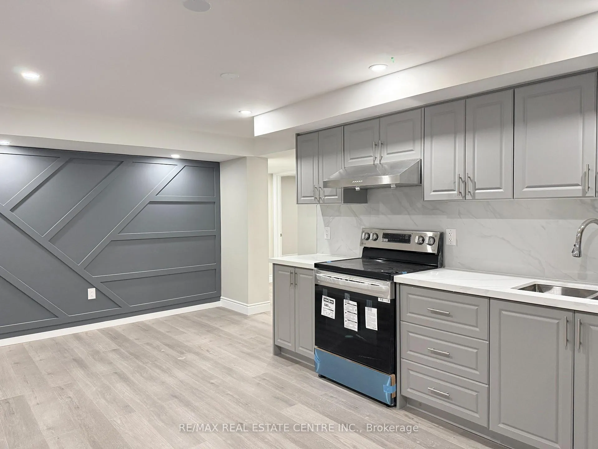 Photo 6 of 728 Robert Ferrie Drive, Kitchener, Doon South — HOMEH