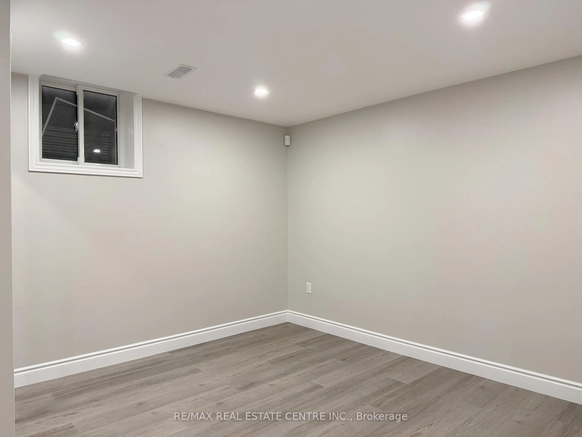 Photo 11 of 728 Robert Ferrie Drive, Kitchener, Doon South — HOMEH