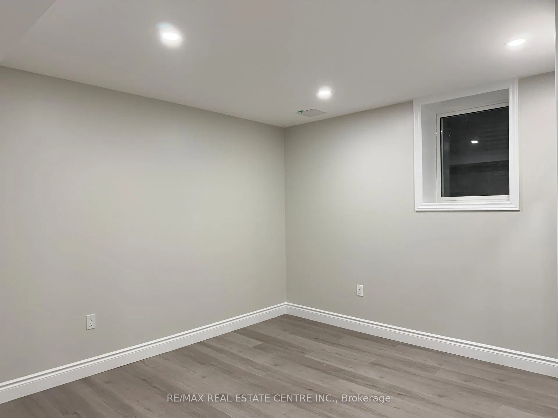 Photo 13 of 728 Robert Ferrie Drive, Kitchener, Doon South — HOMEH