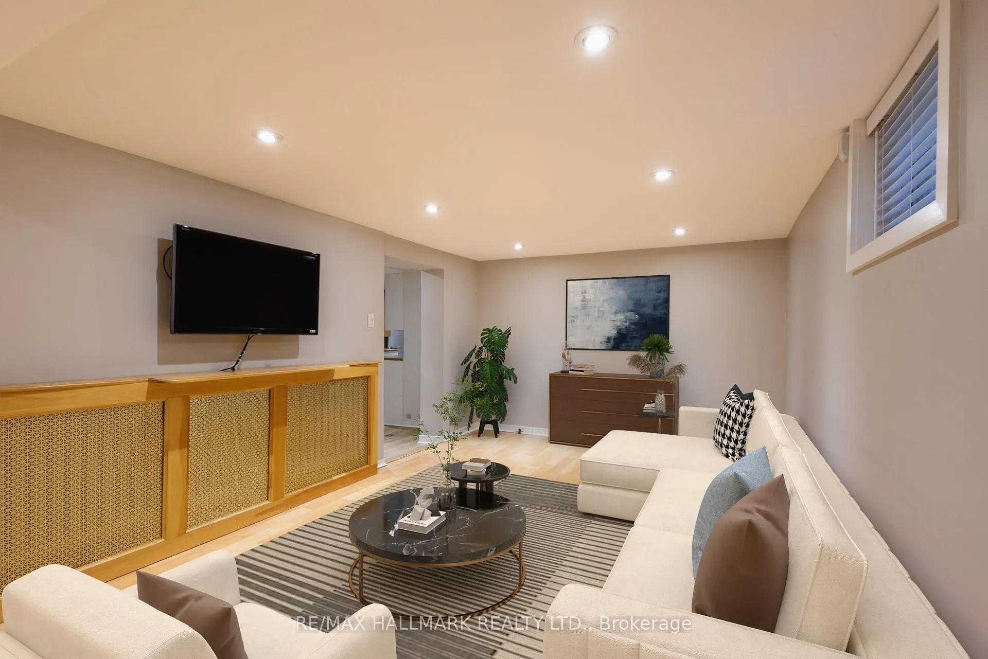 Photo 2 of Unit lower, 96 Glen Davis Crescent, Toronto, East End-Danforth — HOMEH