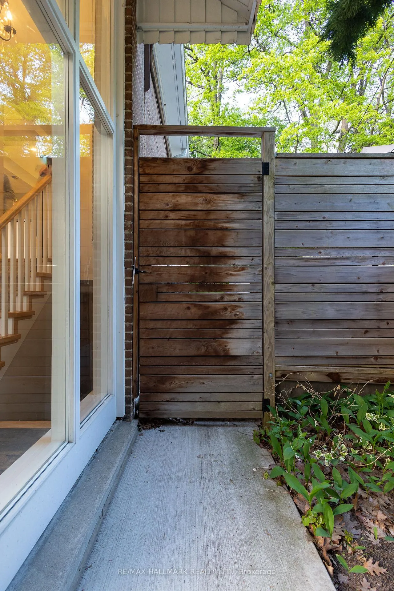 Photo 5 of Unit lower, 96 Glen Davis Crescent, Toronto, East End-Danforth — HOMEH
