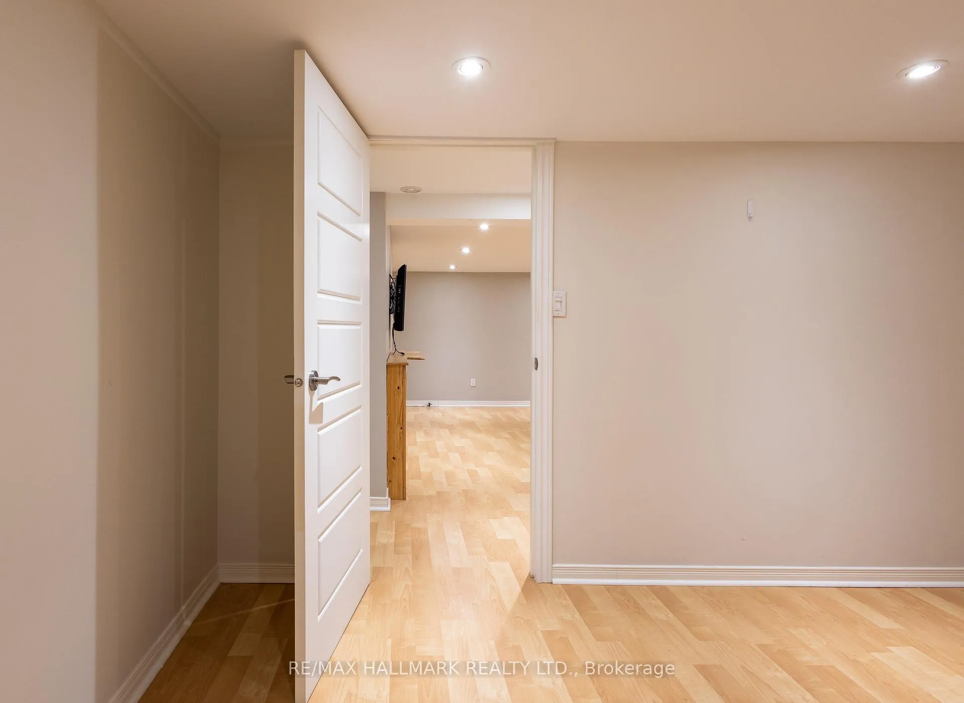 Photo 12 of Unit lower, 96 Glen Davis Crescent, Toronto, East End-Danforth — HOMEH