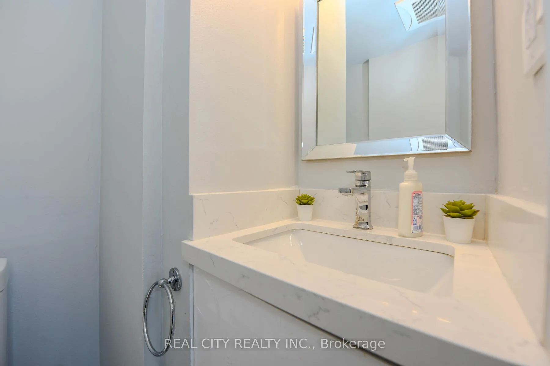 Photo 14 of 7020 Black Walnut Trail, Mississauga, Lisgar — HOMEH
