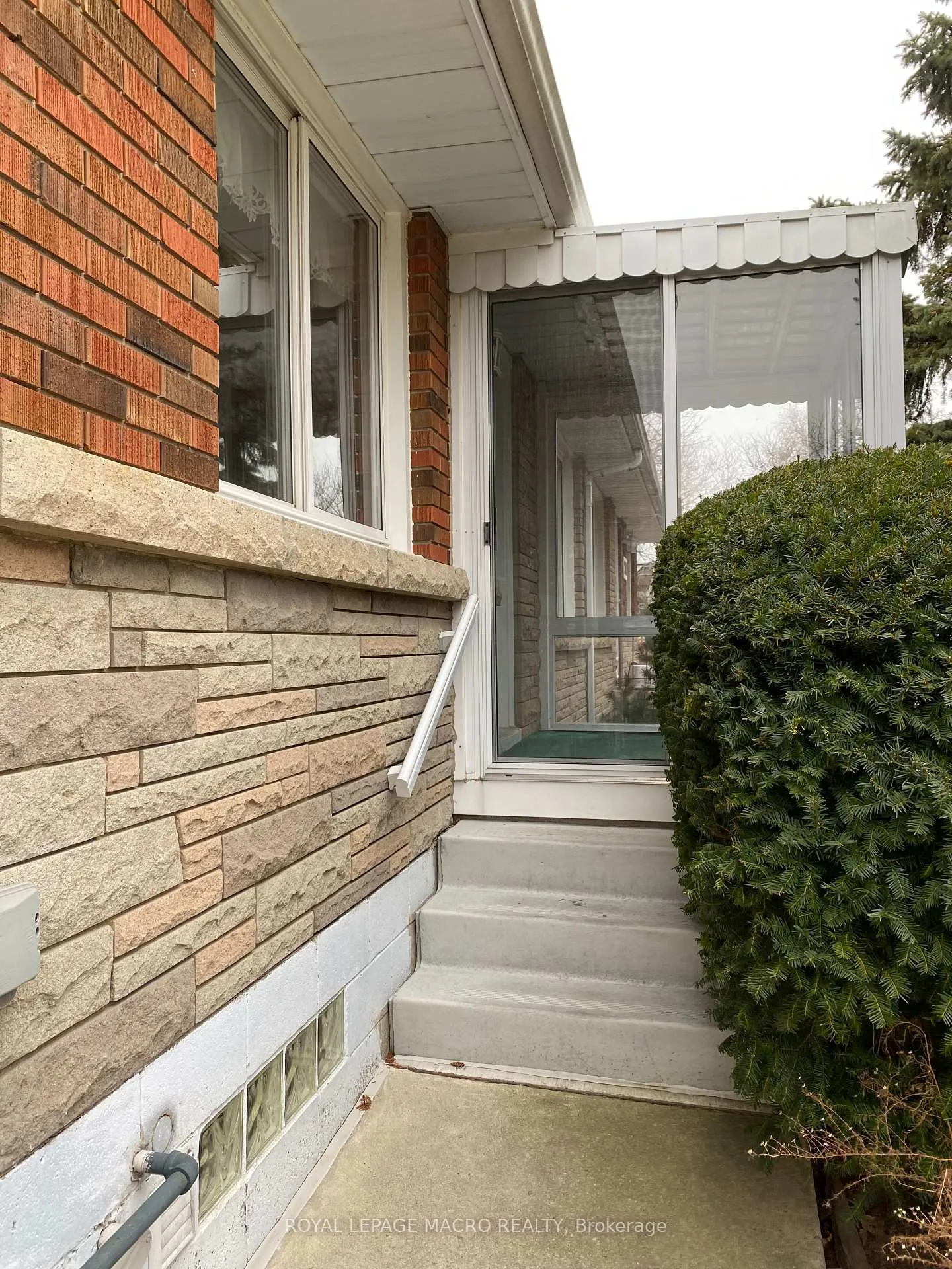 Photo 2 of 242 Highland Road W, Hamilton, Binbrook — HOMEH
