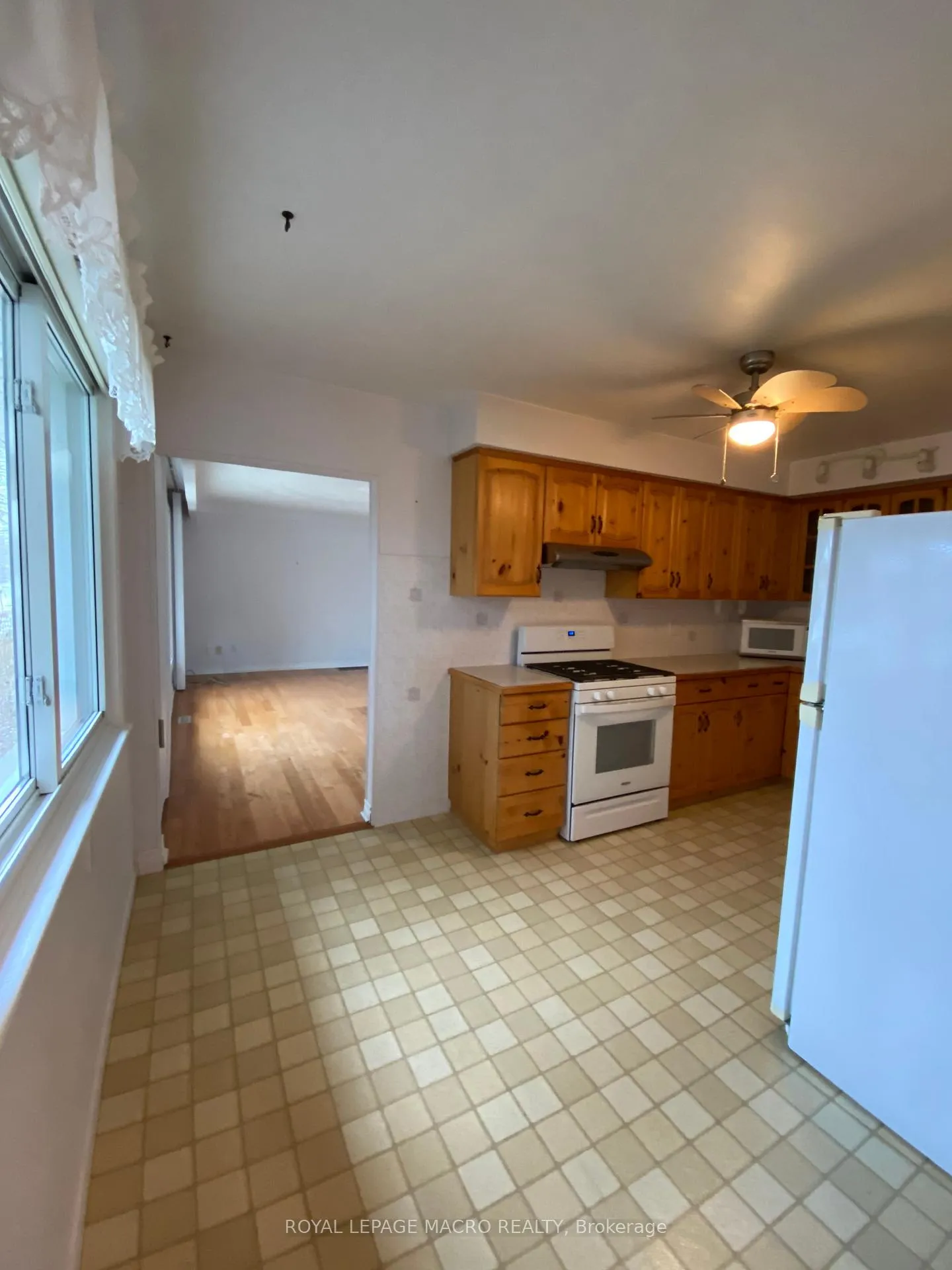 Photo 5 of 242 Highland Road W, Hamilton, Binbrook — HOMEH