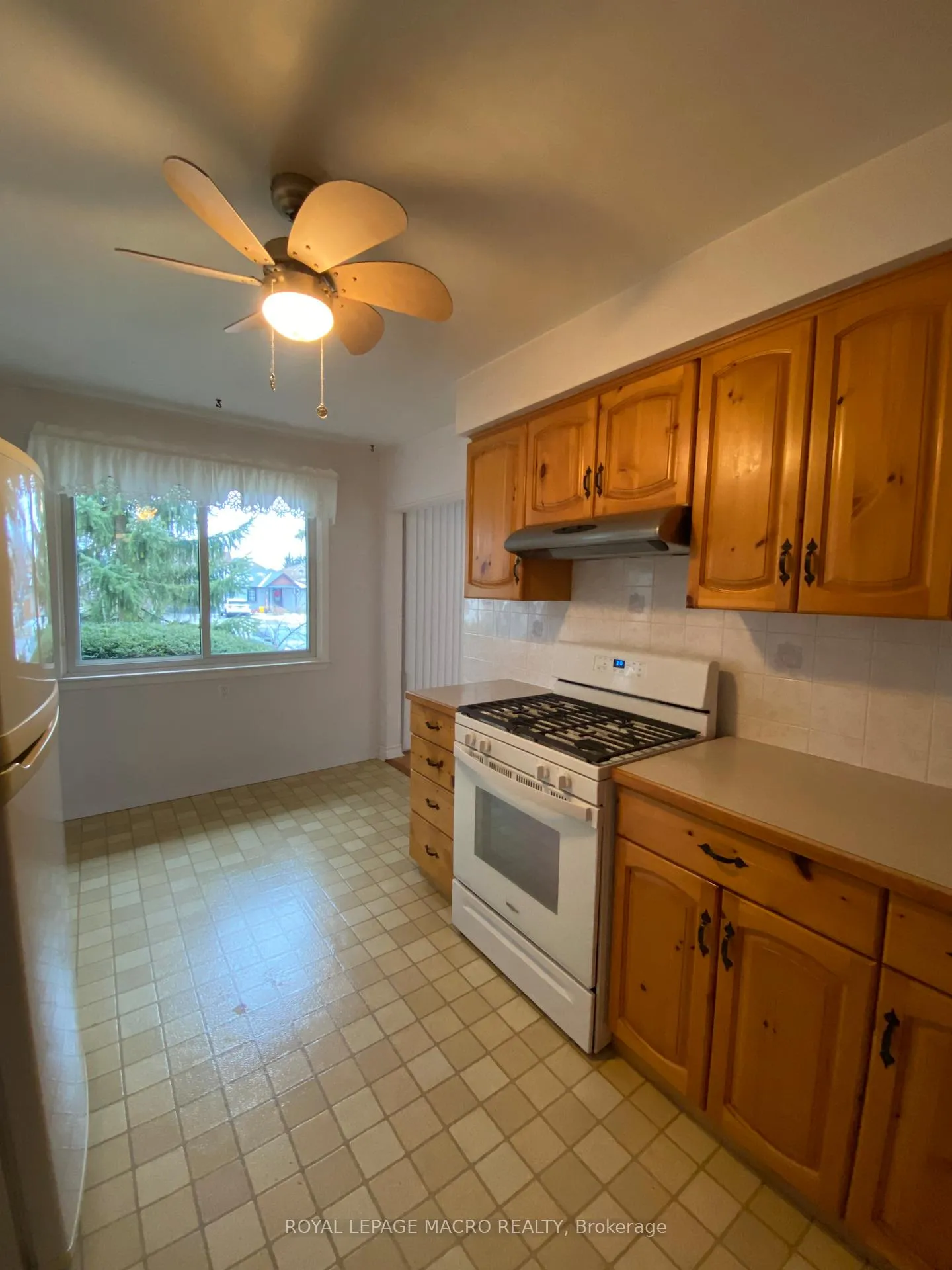 Photo 7 of 242 Highland Road W, Hamilton, Binbrook — HOMEH