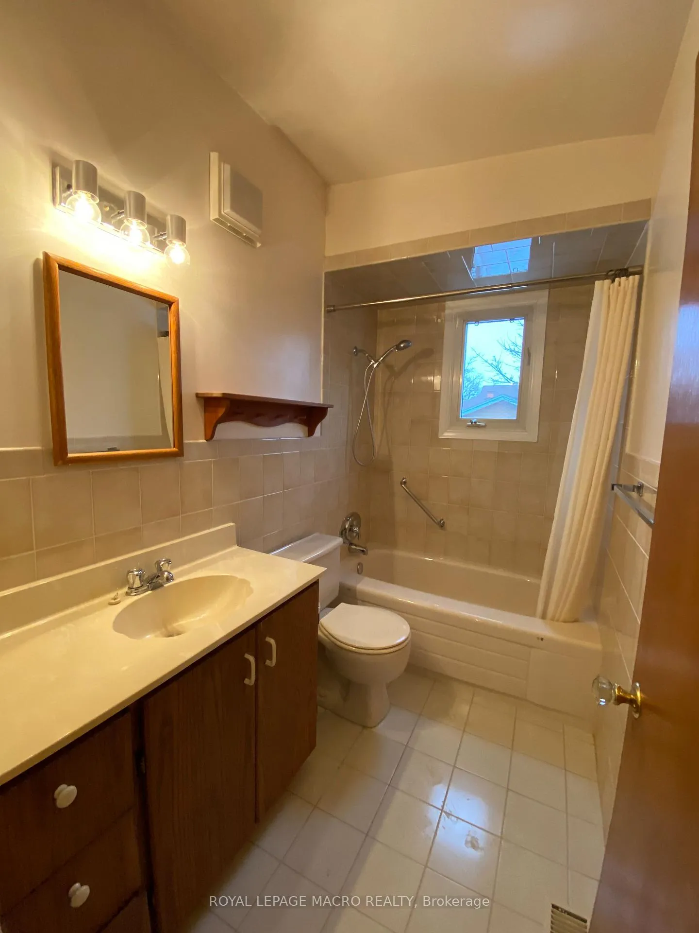 Photo 16 of 242 Highland Road W, Hamilton, Binbrook — HOMEH