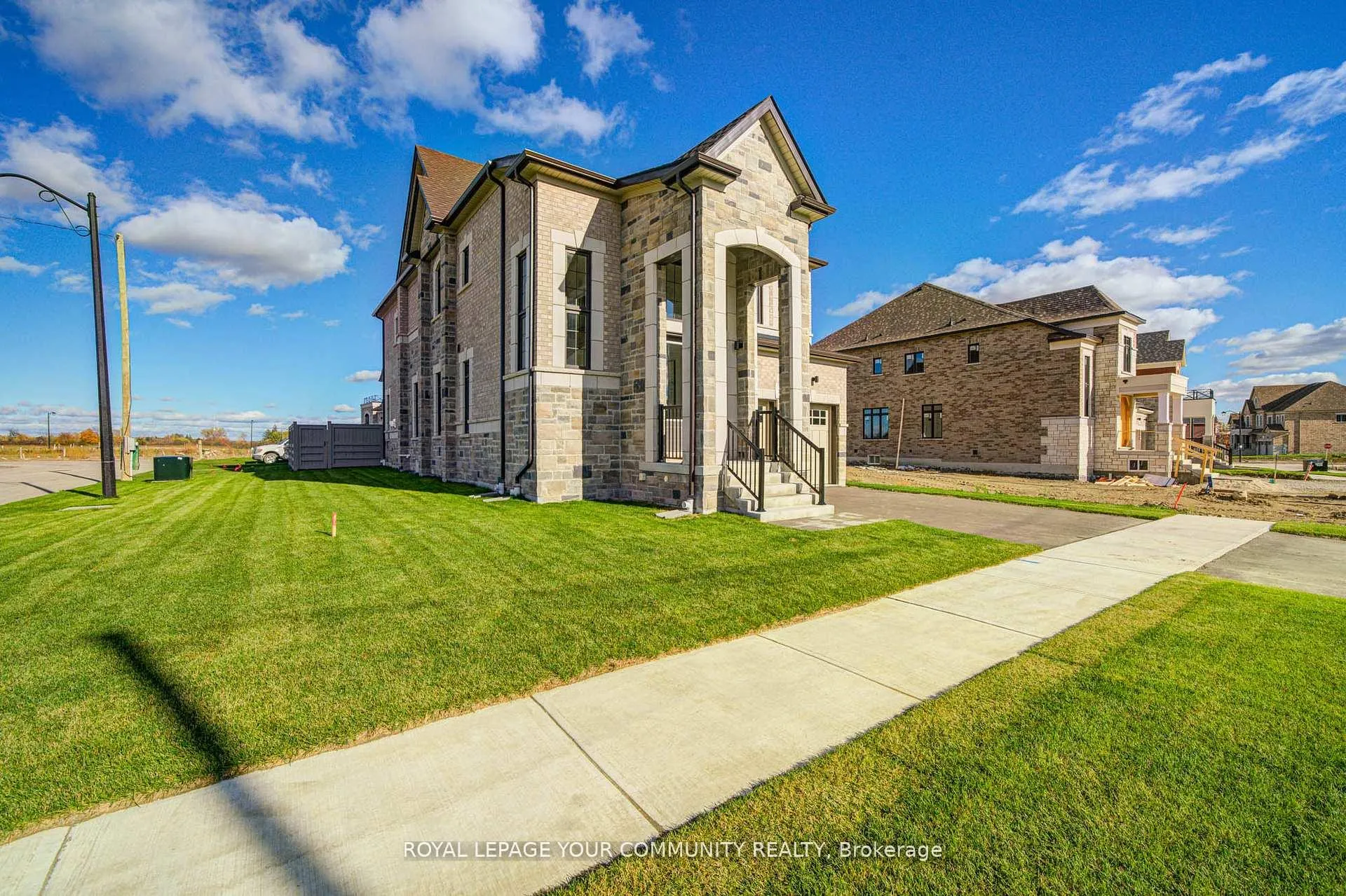 Photo 2 of 18 Shadyridge Street, King, King City — HOMEH