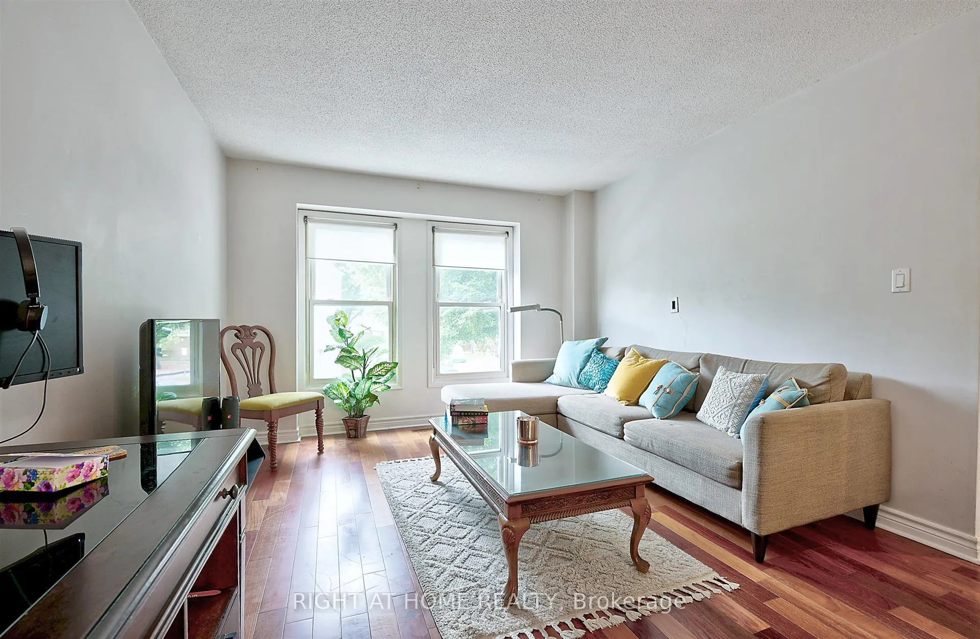 Photo 4 of Unit 10, 5878 Montevideo Road, Mississauga, Meadowvale — HOMEH
