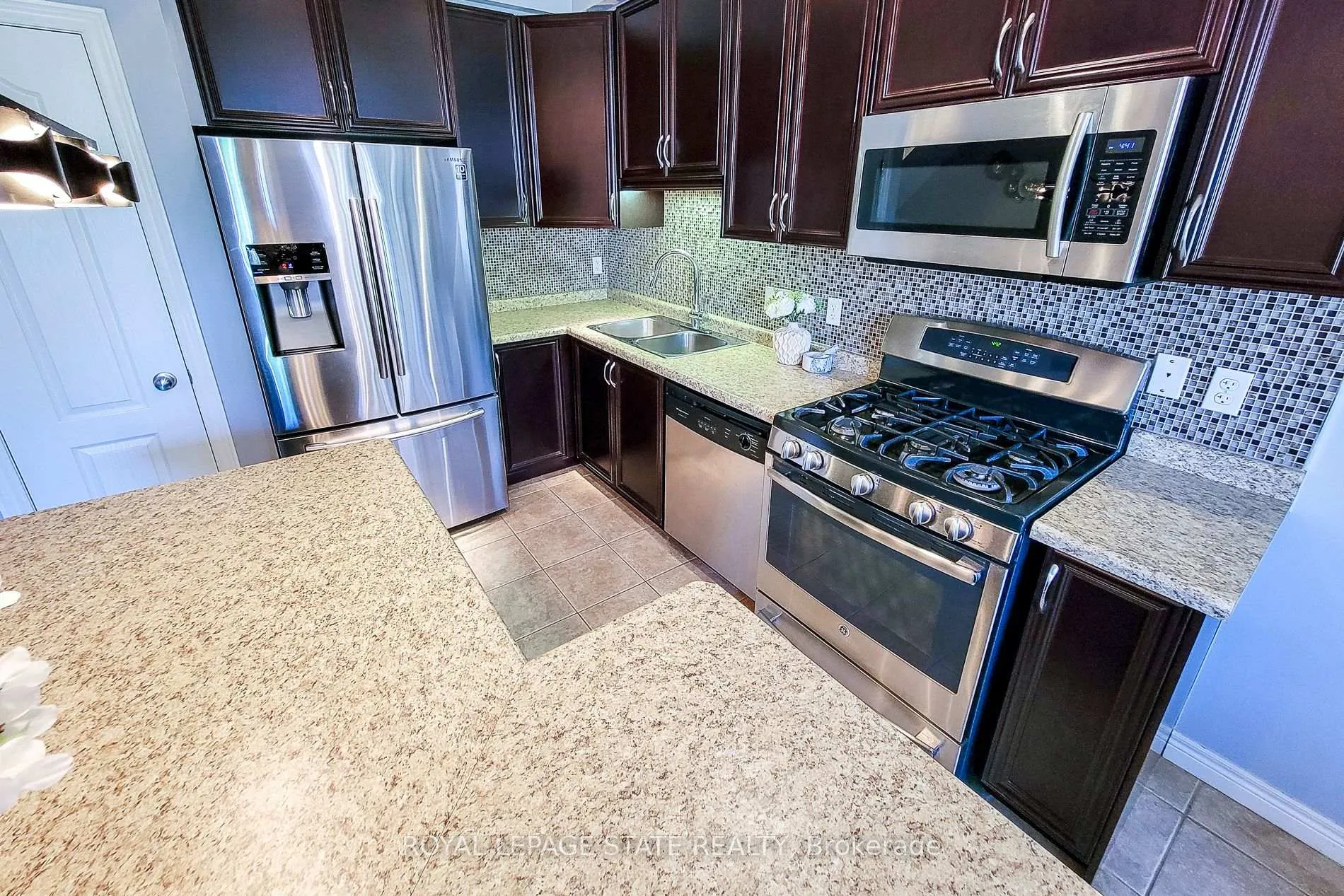 Photo 16 of 110 Marina Point Crescent, Hamilton, Winona Park — HOMEH