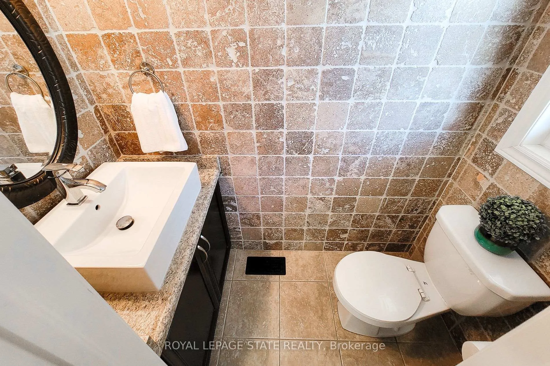 Photo 23 of 110 Marina Point Crescent, Hamilton, Winona Park — HOMEH