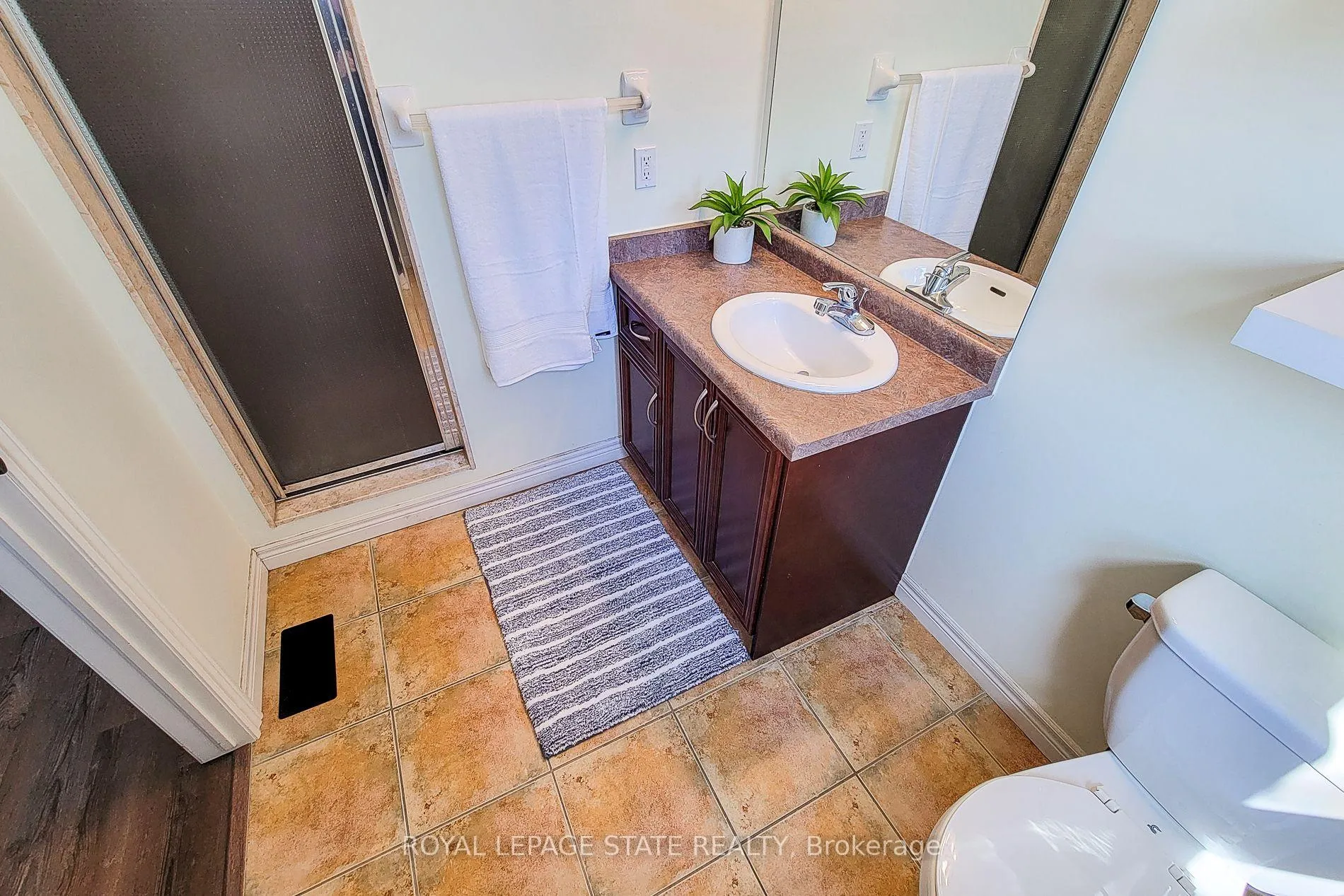 Photo 28 of 110 Marina Point Crescent, Hamilton, Winona Park — HOMEH