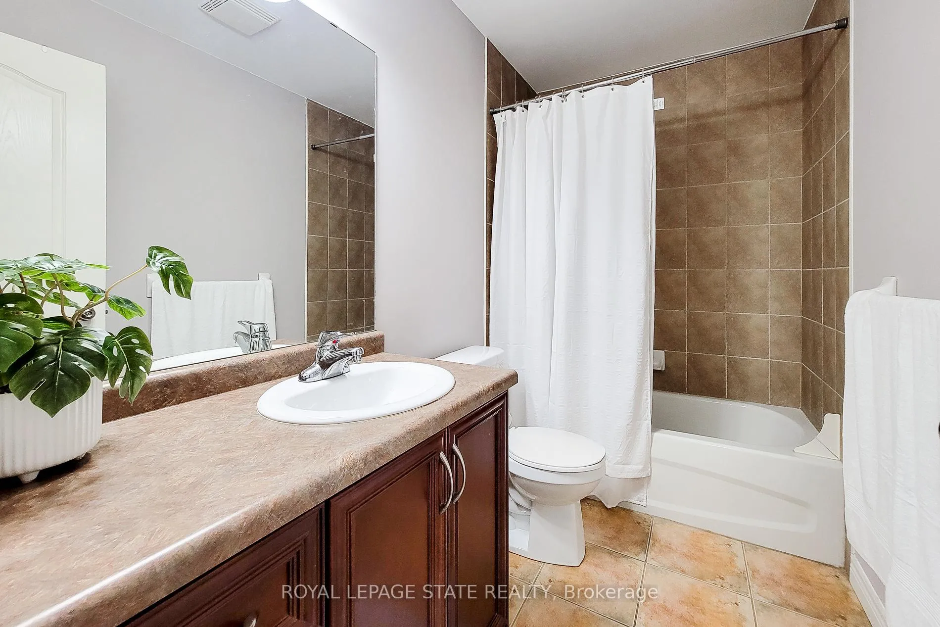 Photo 33 of 110 Marina Point Crescent, Hamilton, Winona Park — HOMEH