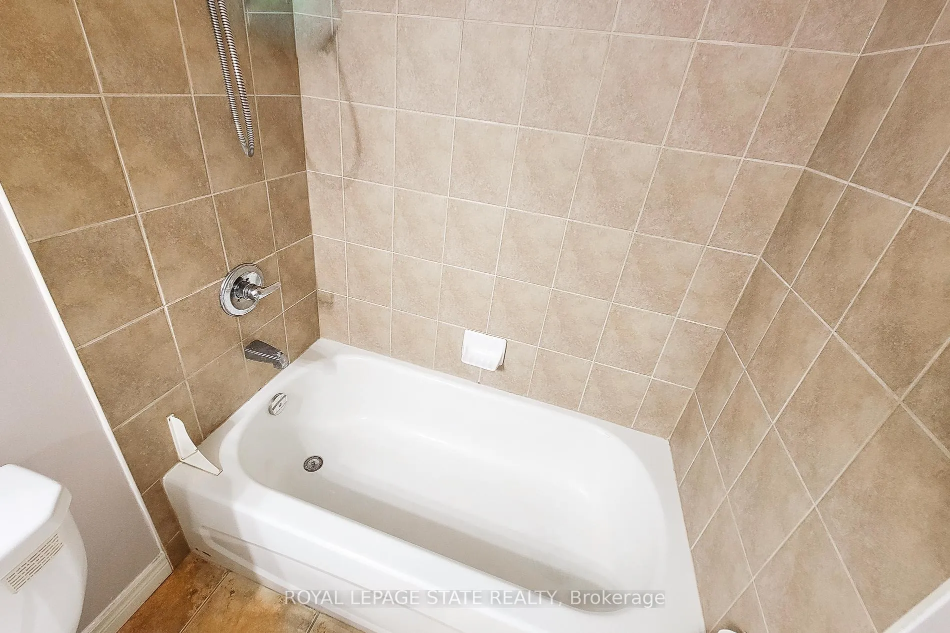 Photo 34 of 110 Marina Point Crescent, Hamilton, Winona Park — HOMEH