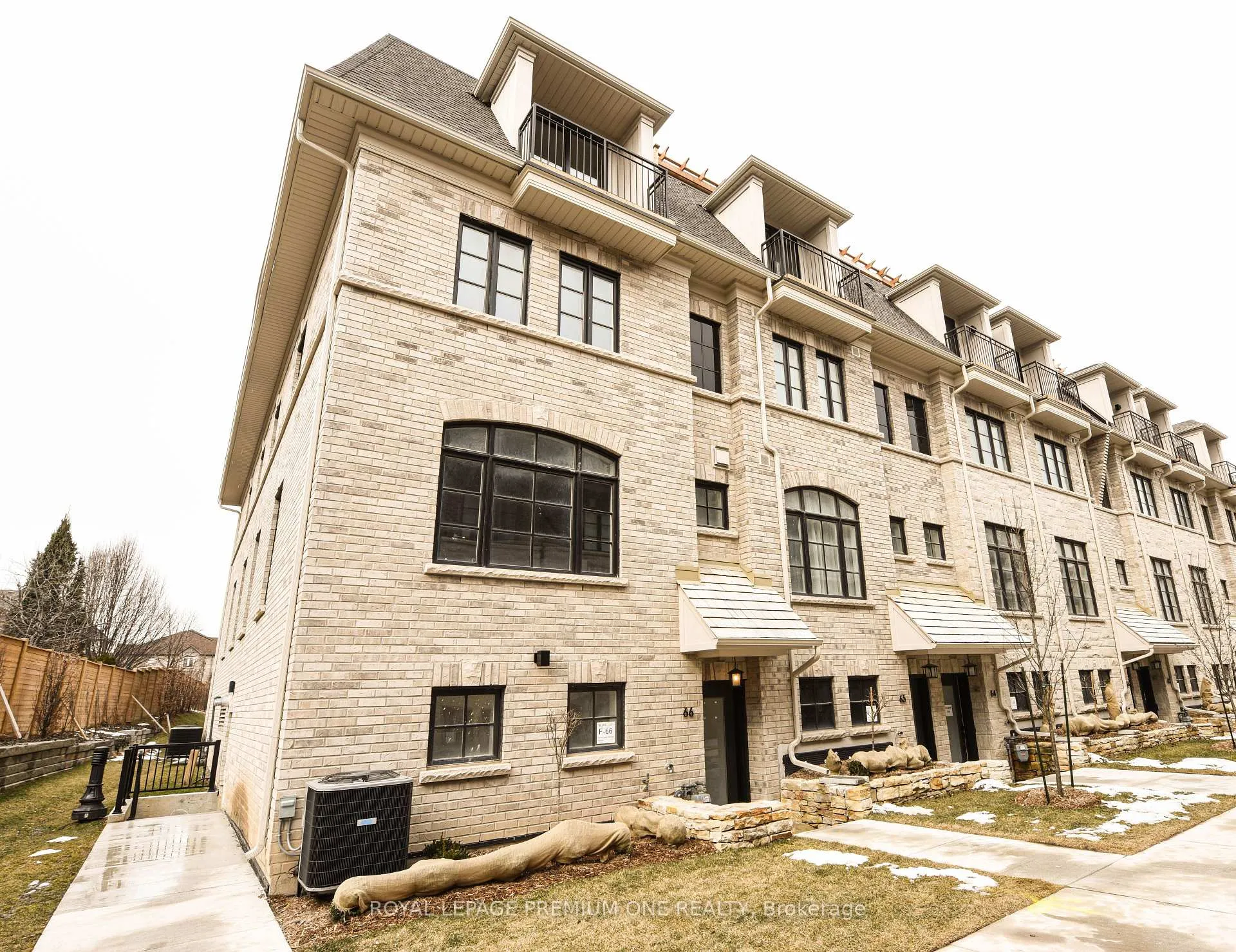 Photo 3 of Unit 66, 40 Lunar Crescent, Mississauga, Streetsville — HOMEH